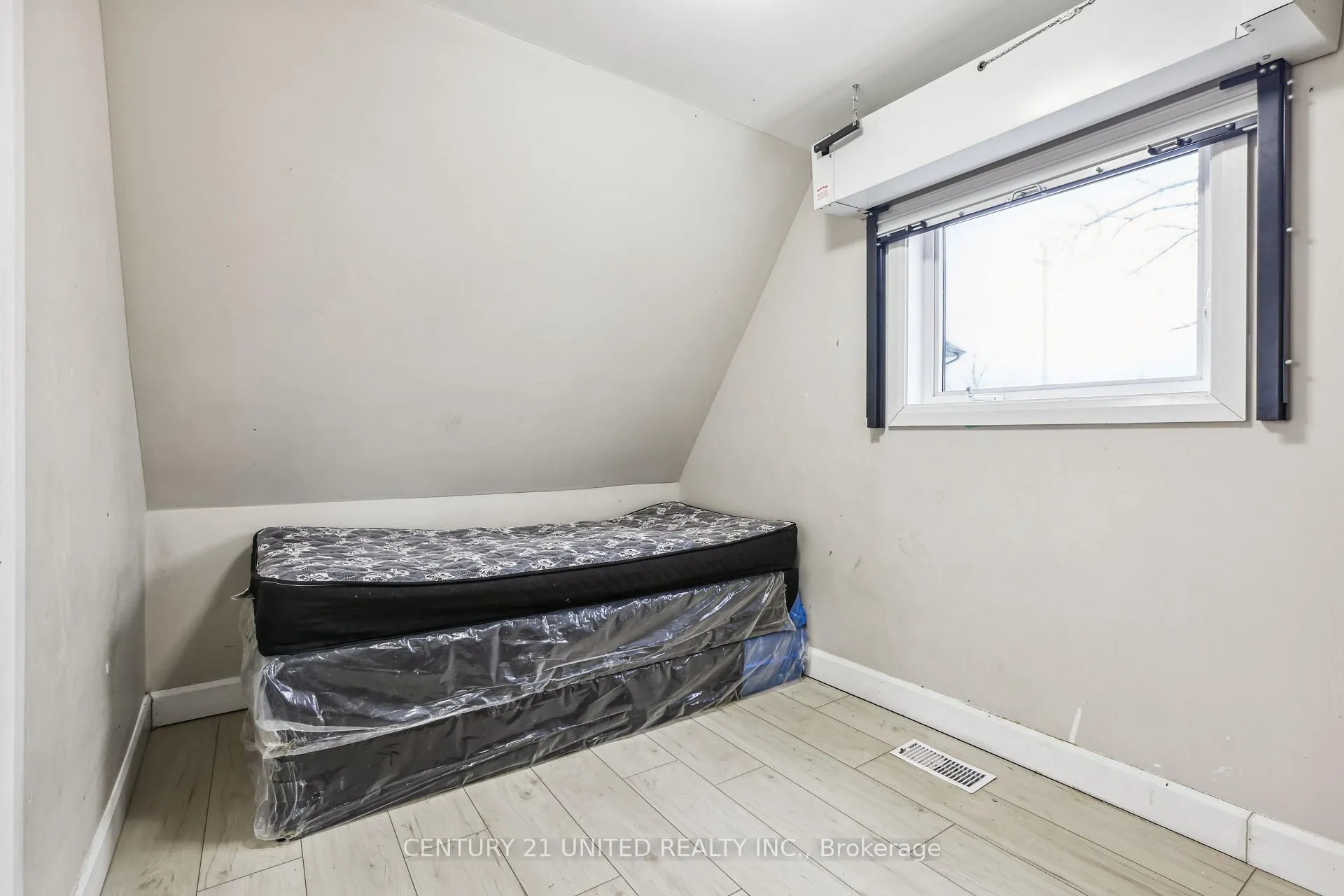 Photo 13 of Unit 2, 19 Bailey Street, St. Catharines, Western Hill — HOMEH