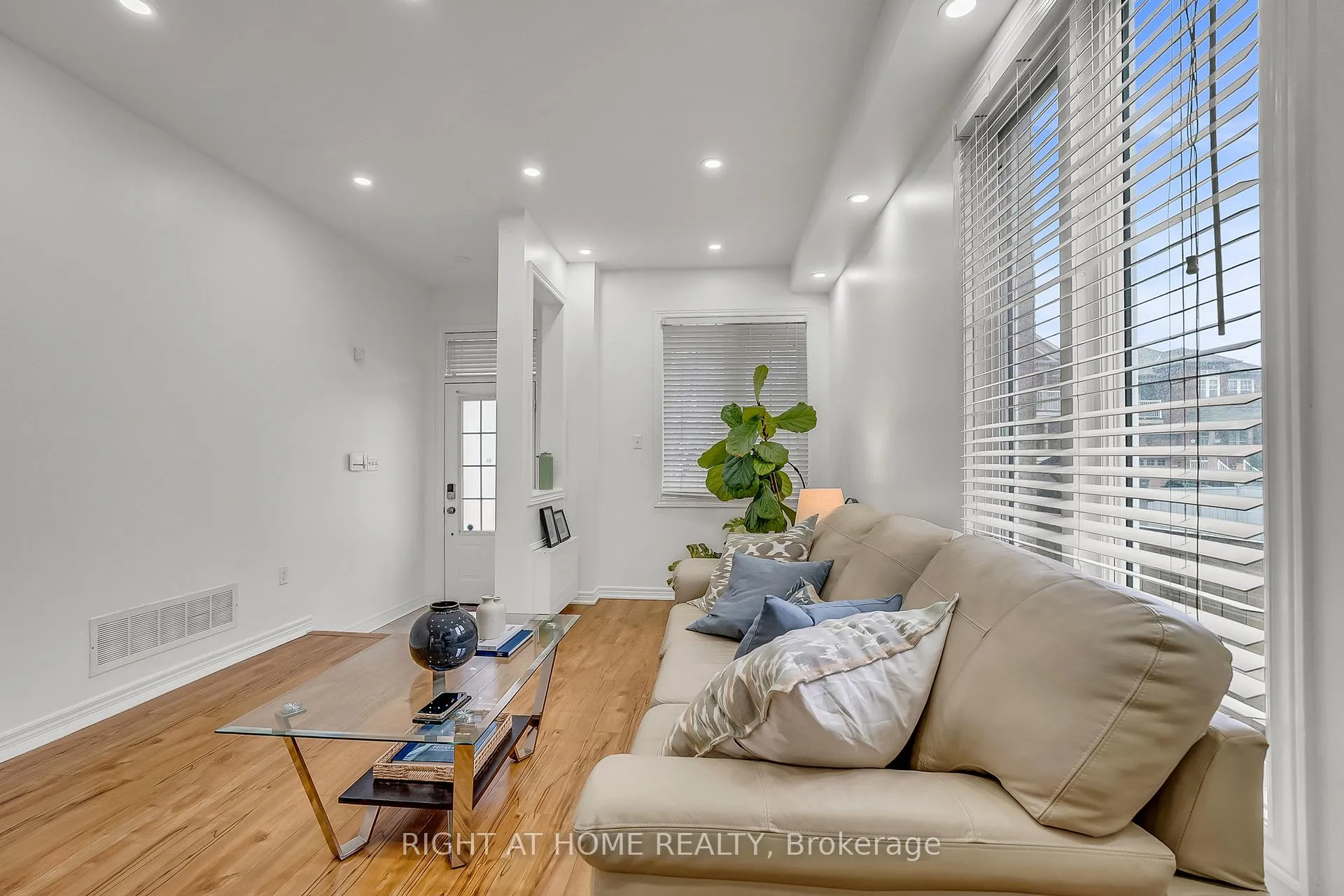 Photo 7 of 11 Tobermory Crescent, Brampton, Madoc — HOMEH