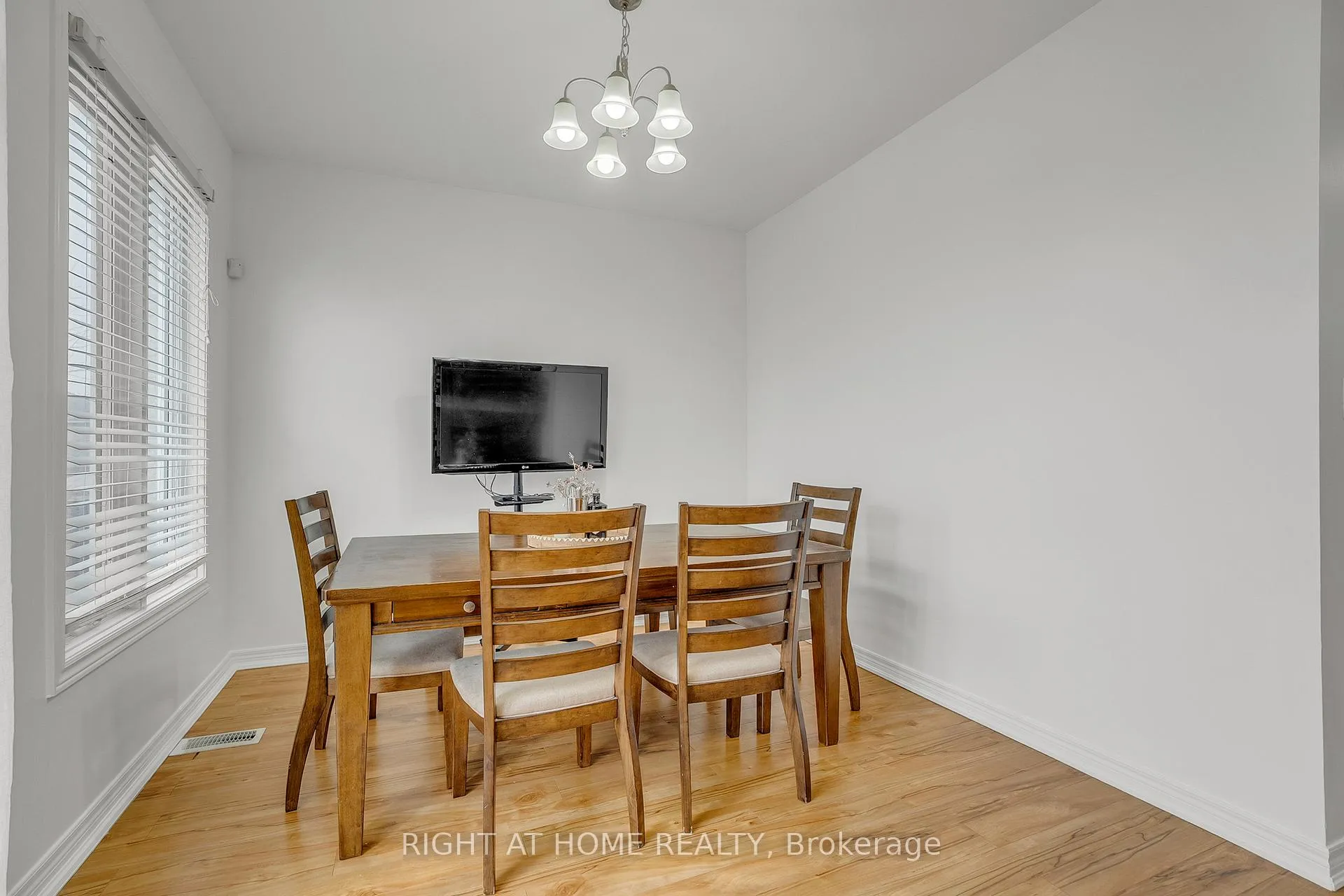Photo 14 of 11 Tobermory Crescent, Brampton, Madoc — HOMEH