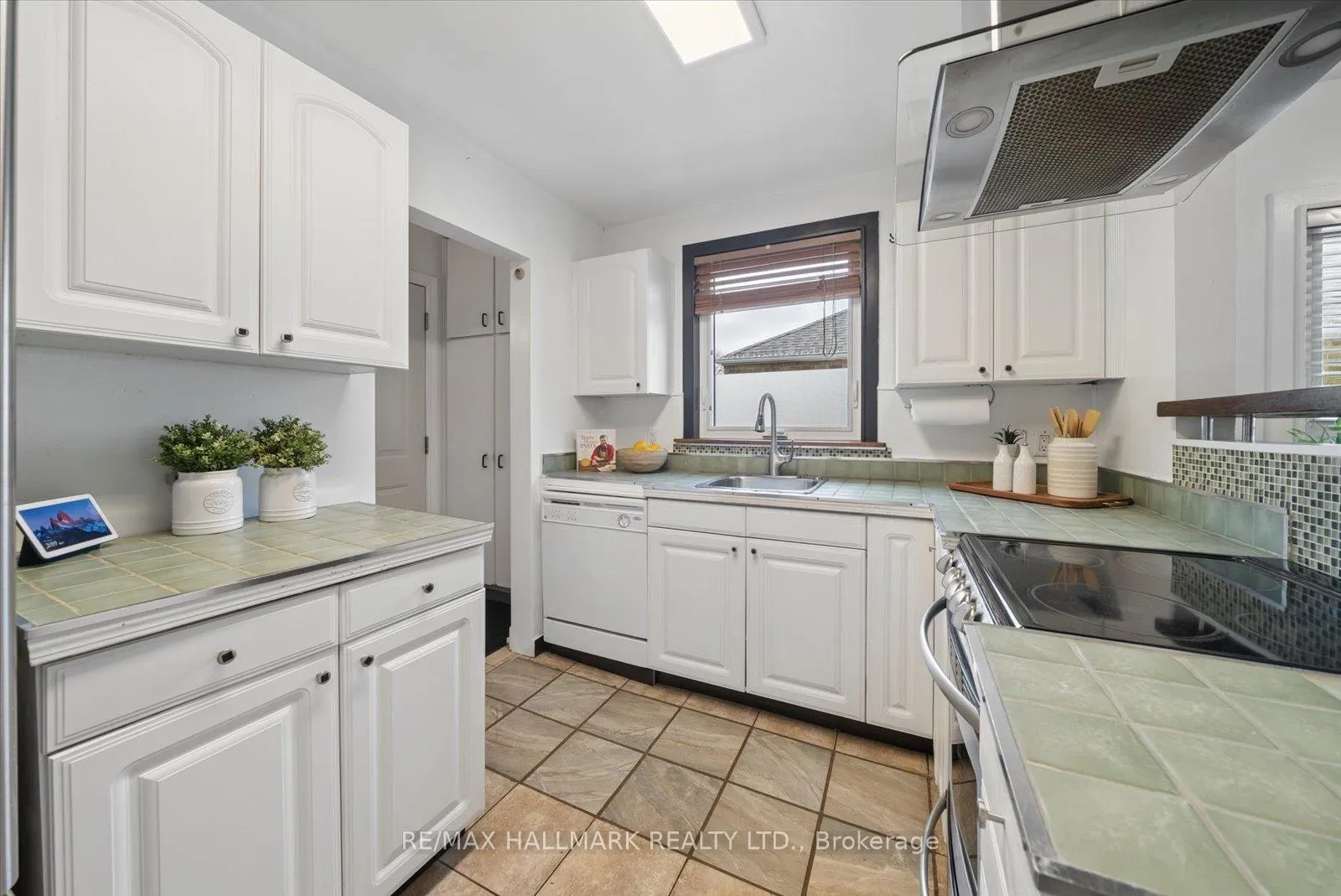 Photo 12 of 46 Marsh Road, Scarborough, Clairlea-Birchmount — HOMEH
