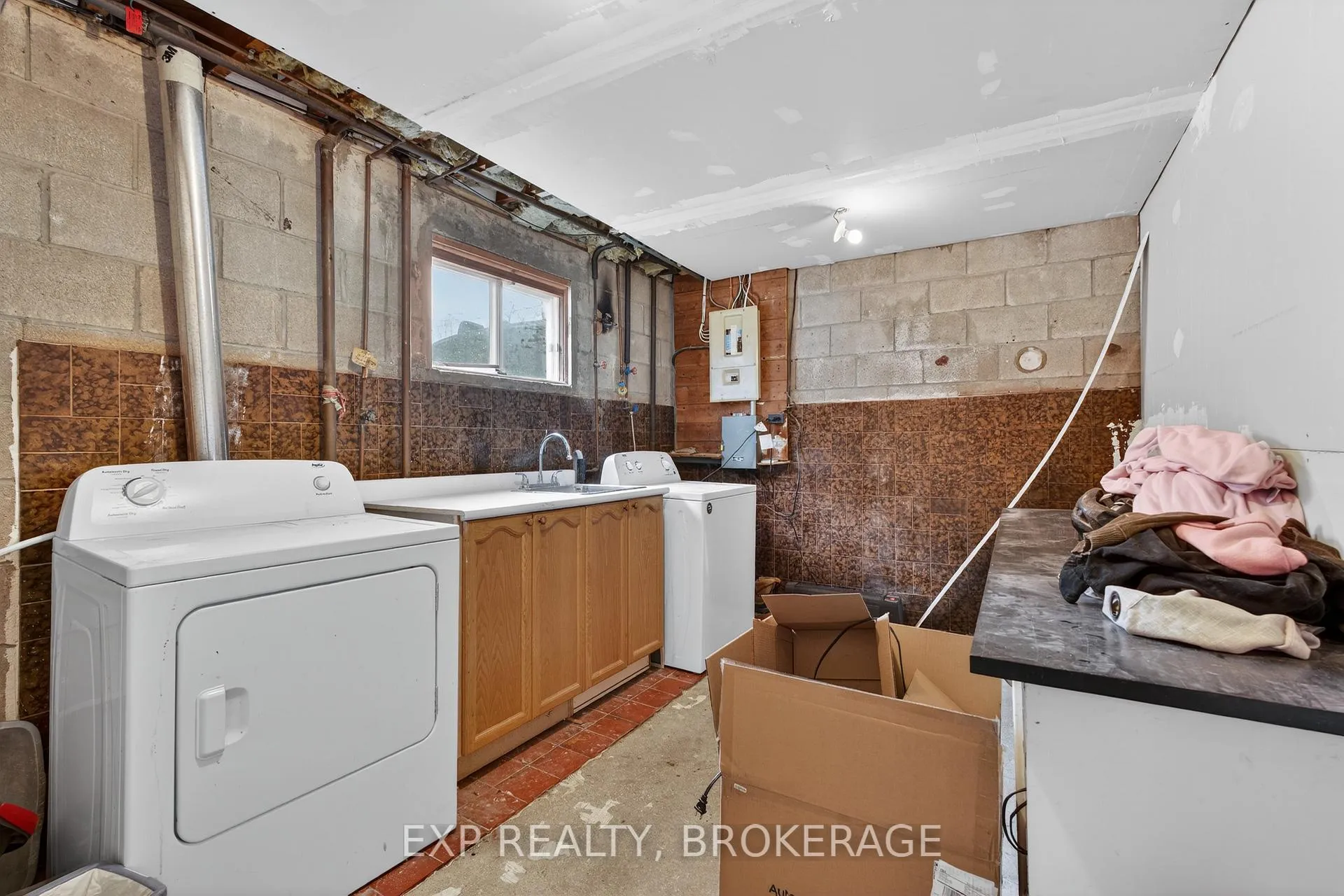 Photo 17 of 43 Carleton Street, Kingston, East of Sir John A. Blvd — HOMEH