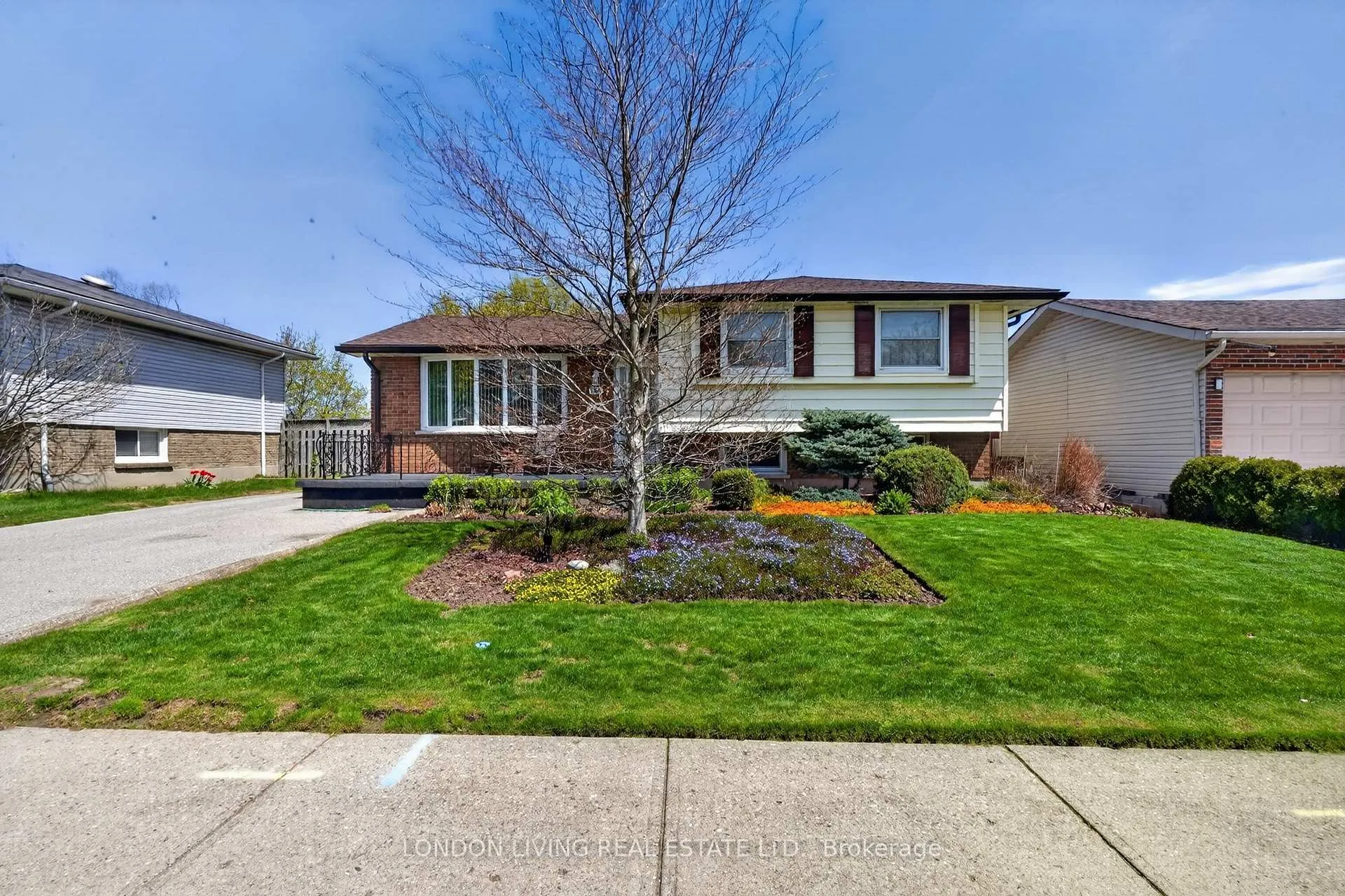Front of 965 Osgoode Drive