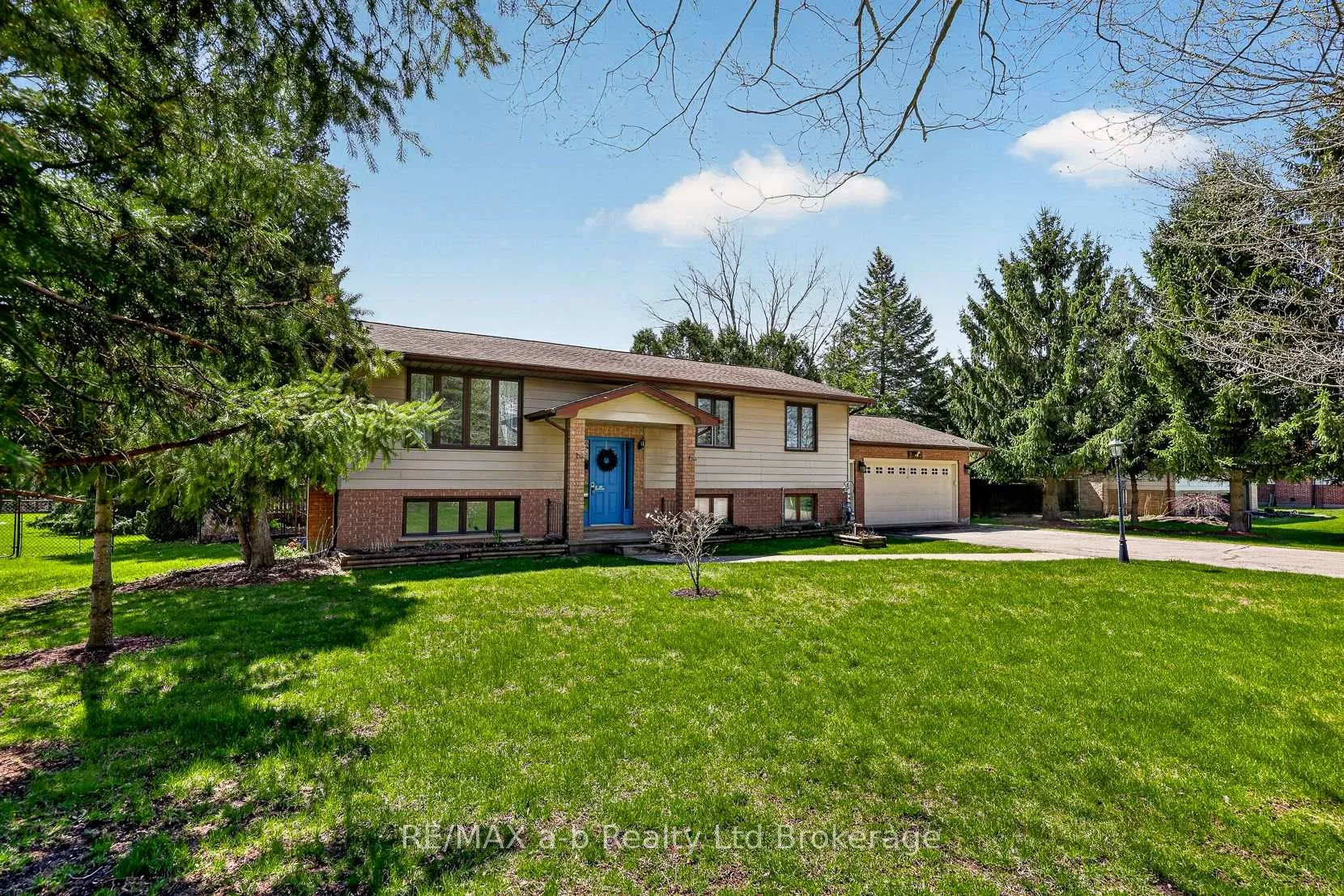 Photo 2 of 2487 Mossley Drive, Thames Centre, Mossley — HOMEH