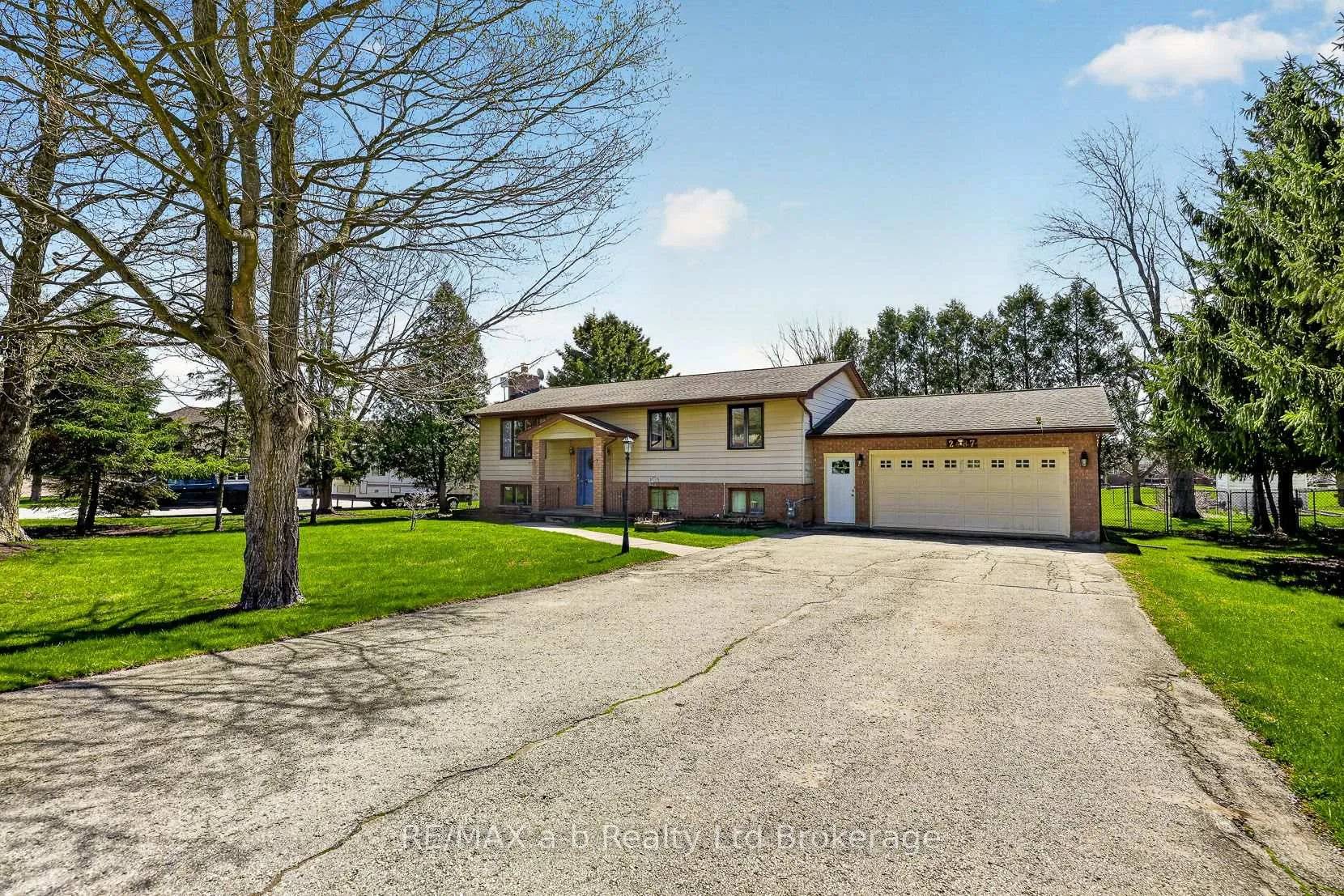 Photo 4 of 2487 Mossley Drive, Thames Centre, Mossley — HOMEH