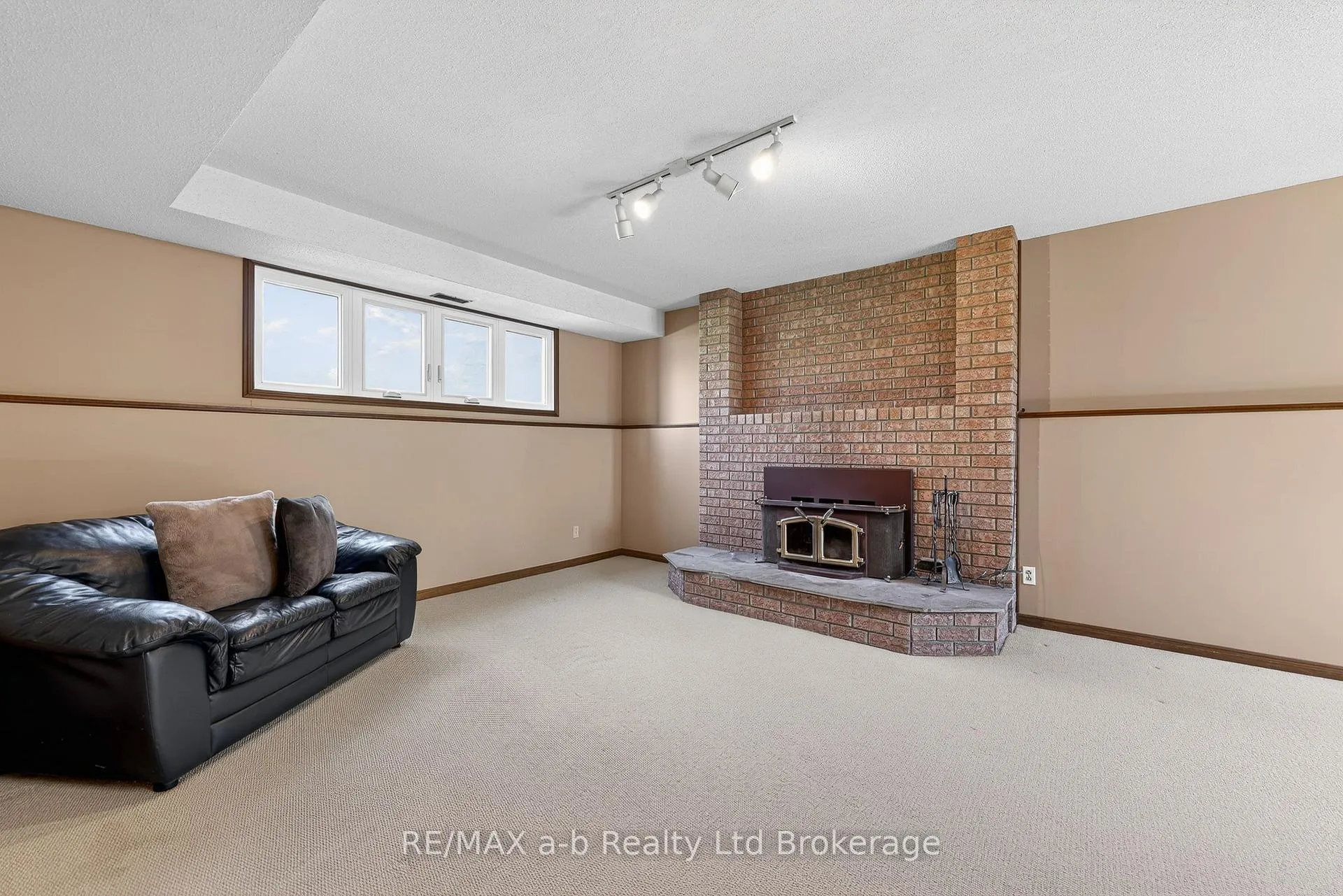 Photo 32 of 2487 Mossley Drive, Thames Centre, Mossley — HOMEH