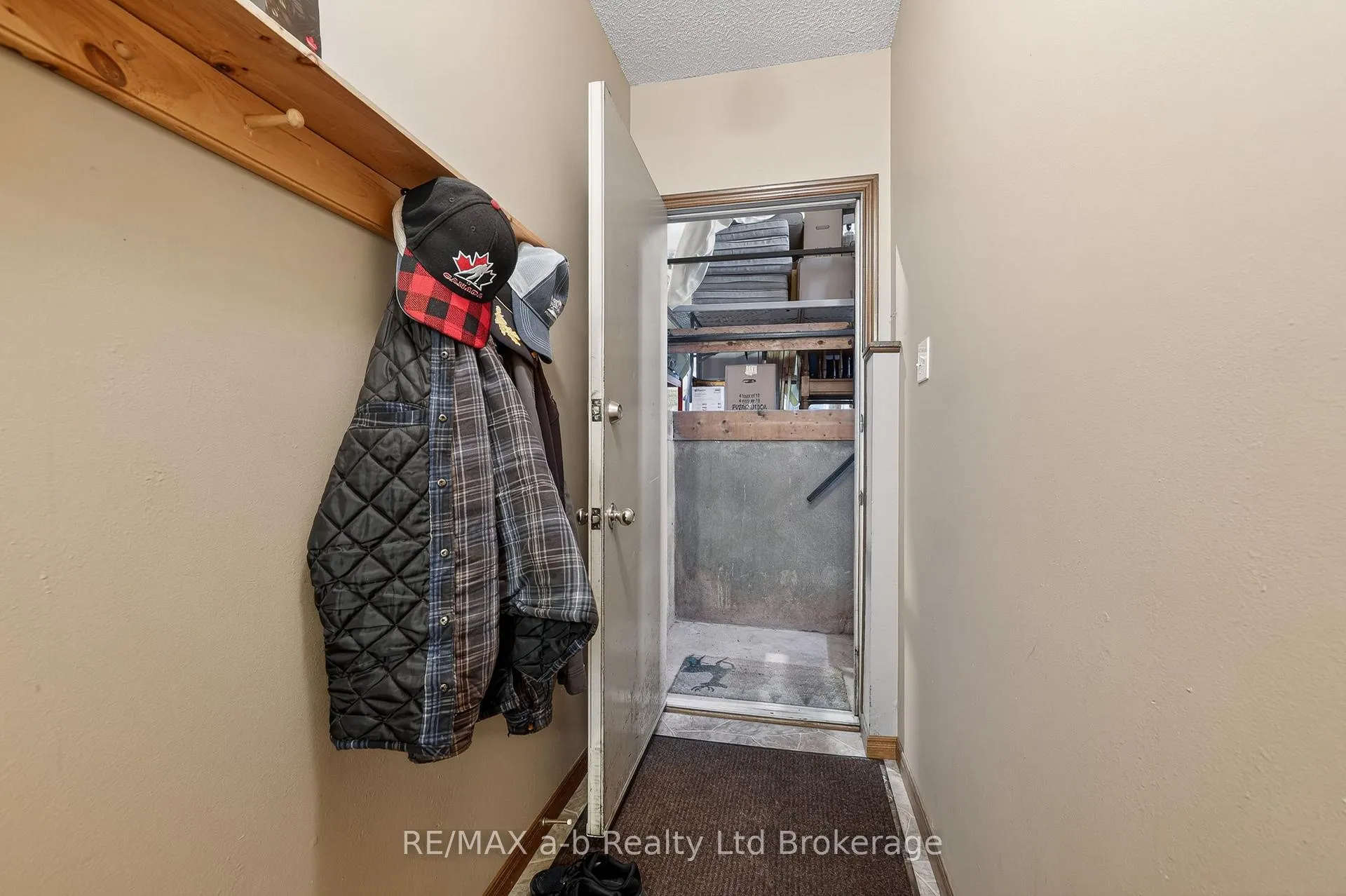 Photo 35 of 2487 Mossley Drive, Thames Centre, Mossley — HOMEH