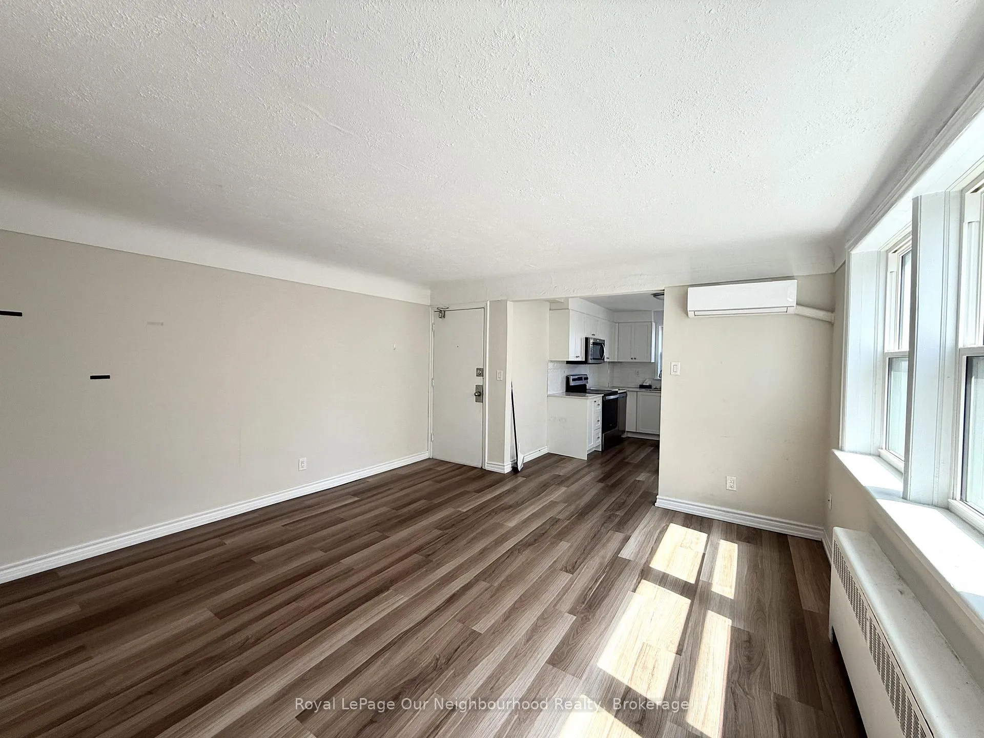 Photo 2 of Unit 1, 10 Crosthwaite Avenue S, Hamilton, Bartonville — HOMEH