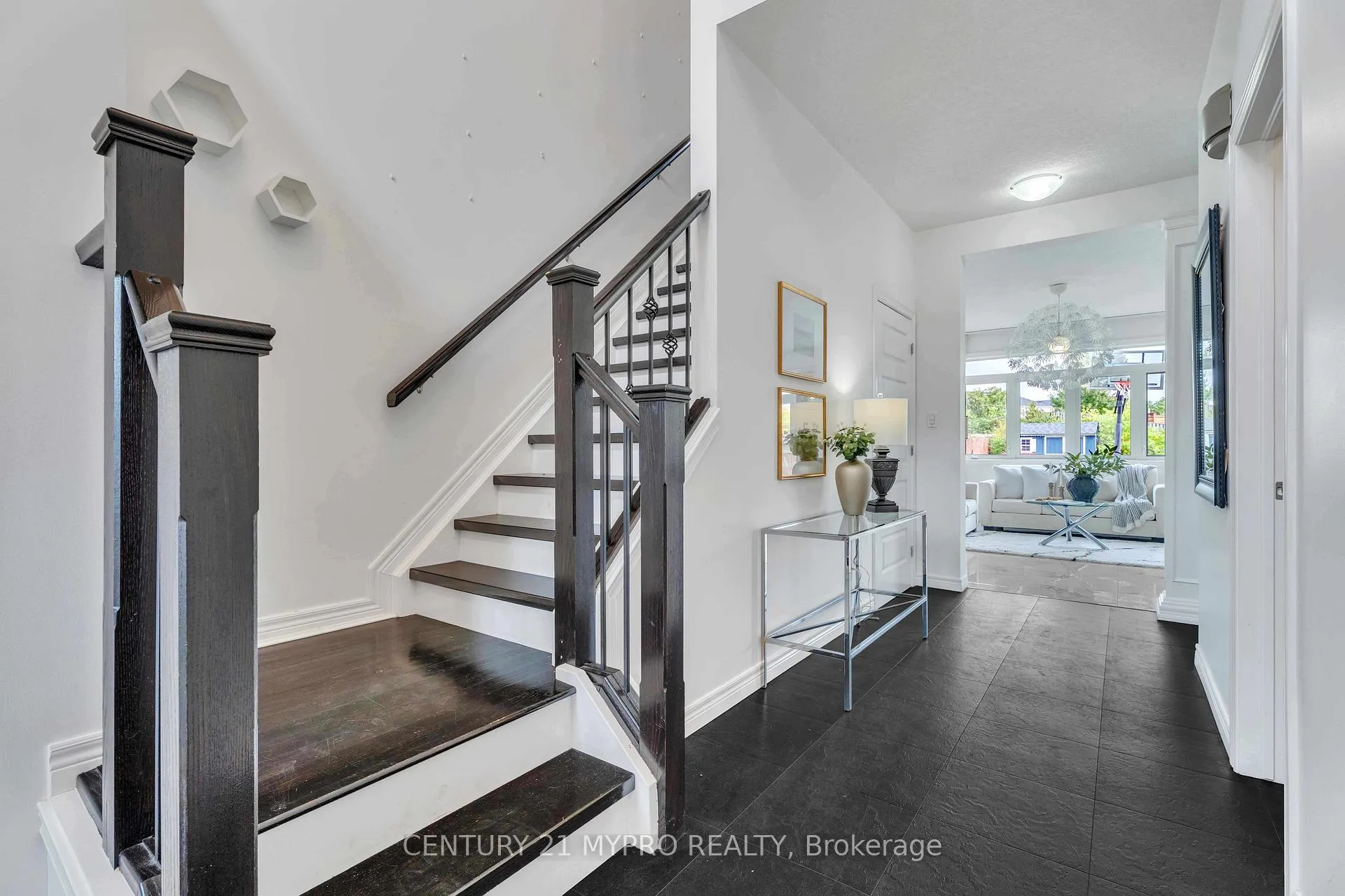 Photo 6 of 1036 Oakcrossing Road, London, North M — HOMEH