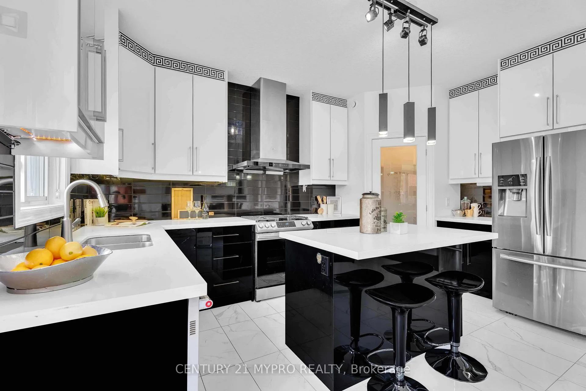 Photo 14 of 1036 Oakcrossing Road, London, North M — HOMEH