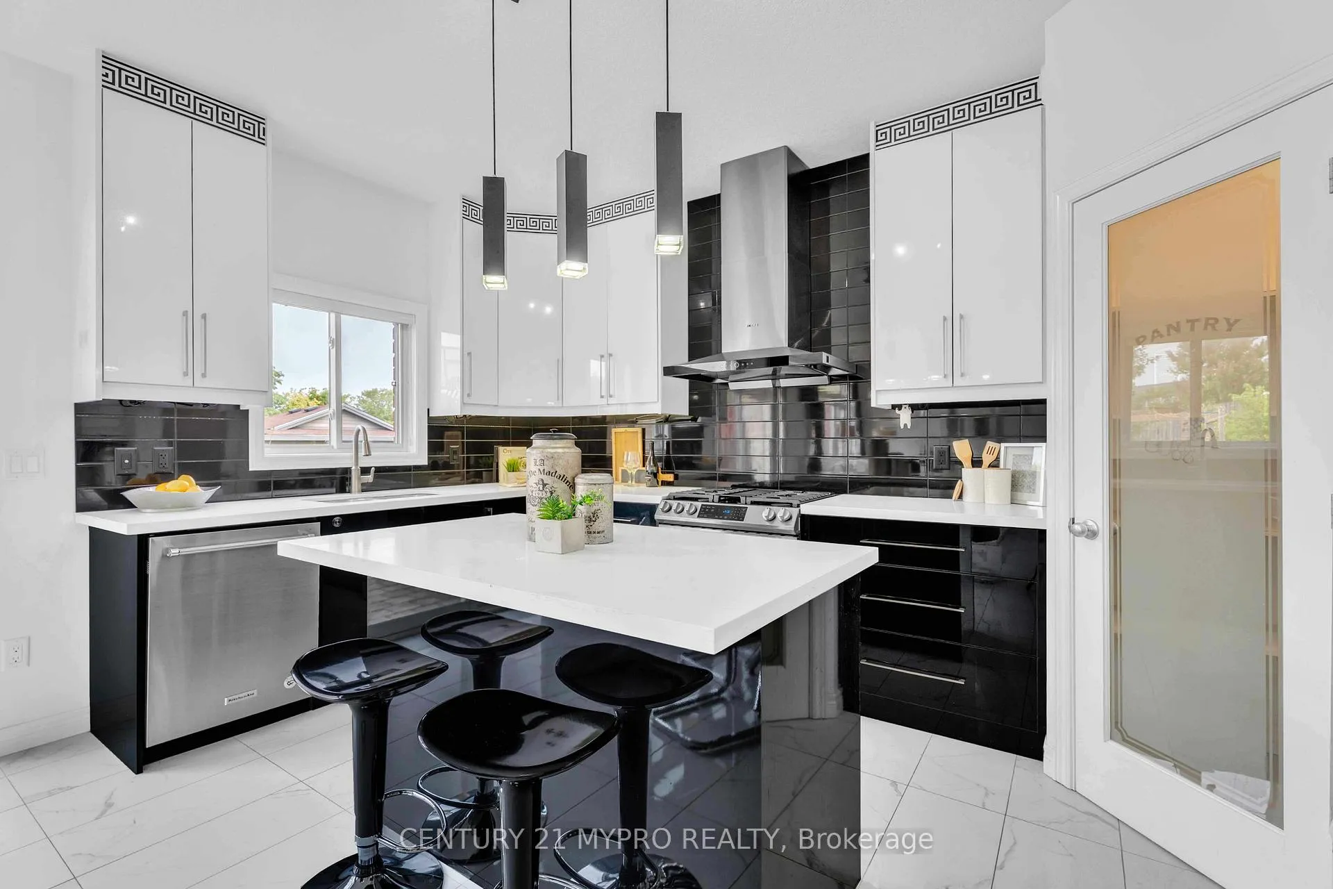 Photo 15 of 1036 Oakcrossing Road, London, North M — HOMEH
