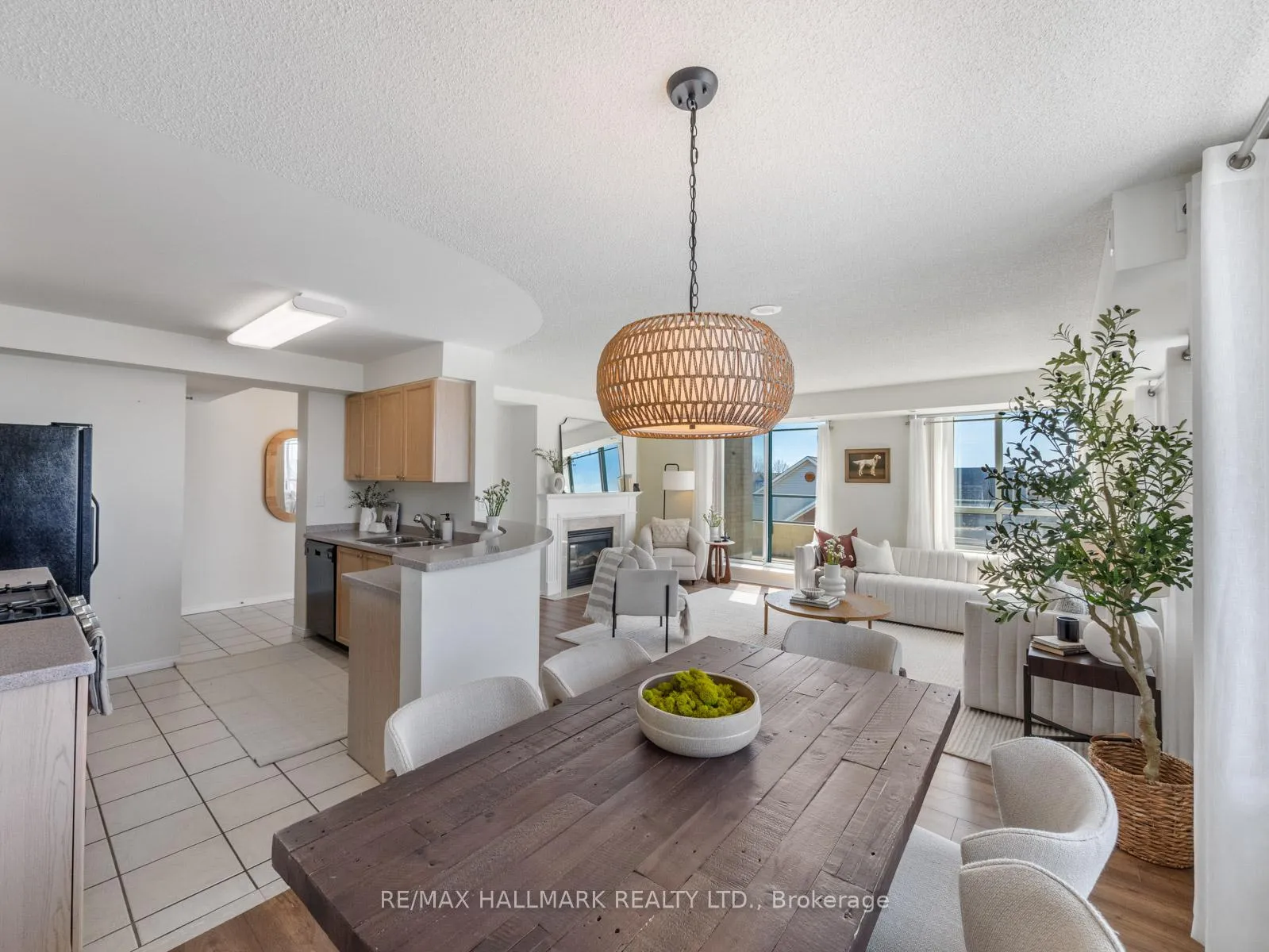 Photo 13 of Unit 403, 1797 Queen Street E, Toronto, The Beaches — HOMEH