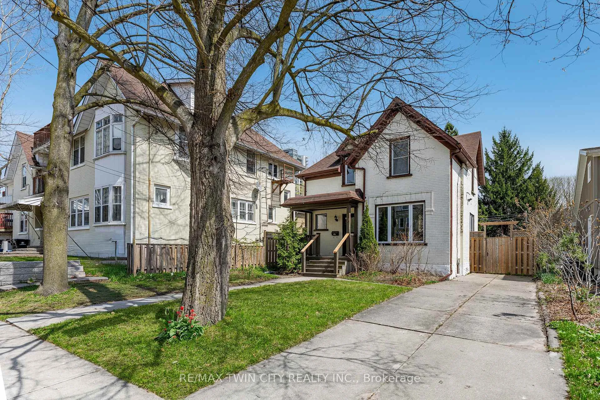 Photo 5 of 11 Heins Avenue, Kitchener — HOMEH