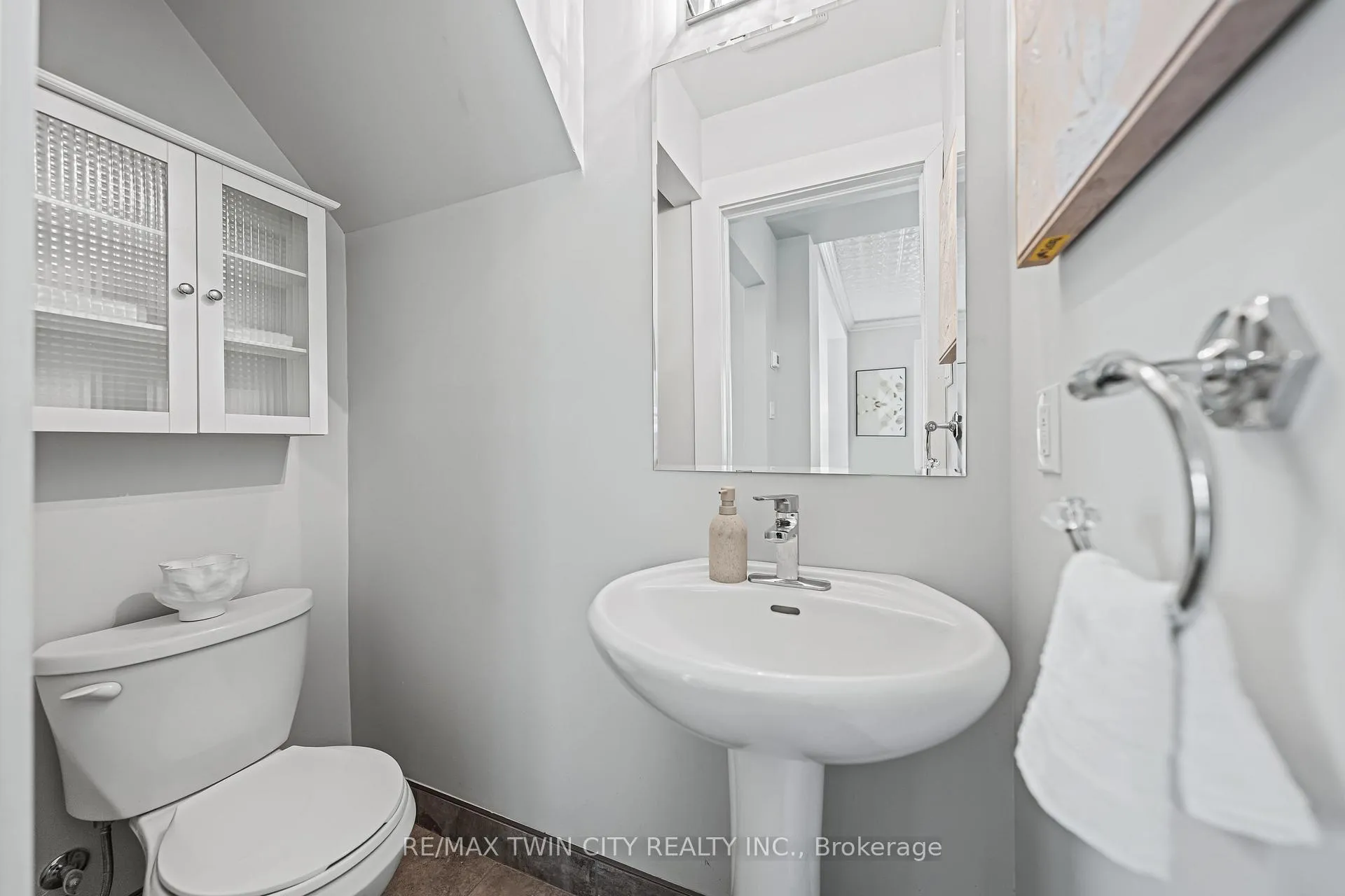 Photo 23 of 11 Heins Avenue, Kitchener — HOMEH
