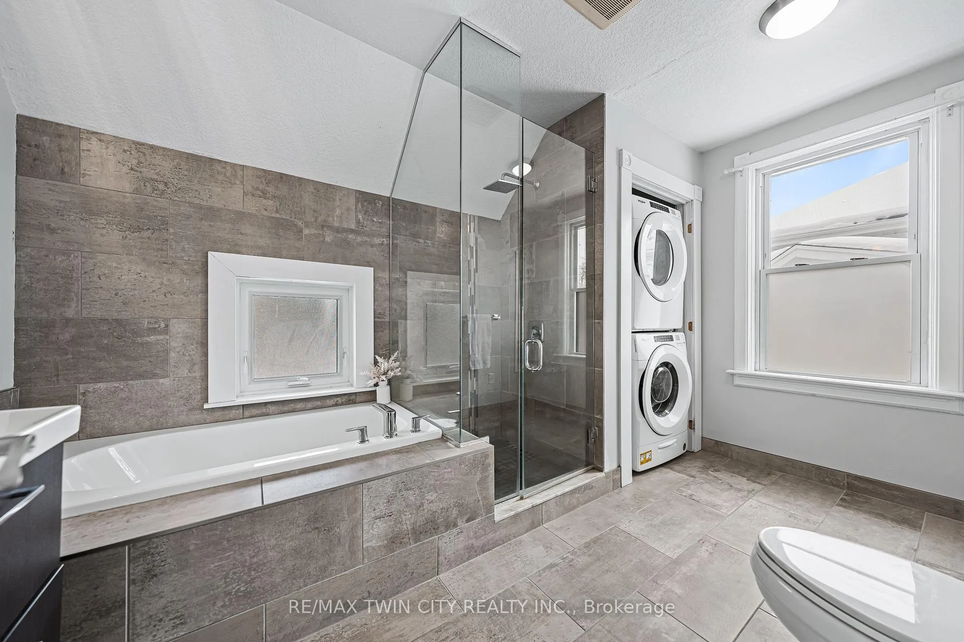 Photo 33 of 11 Heins Avenue, Kitchener — HOMEH