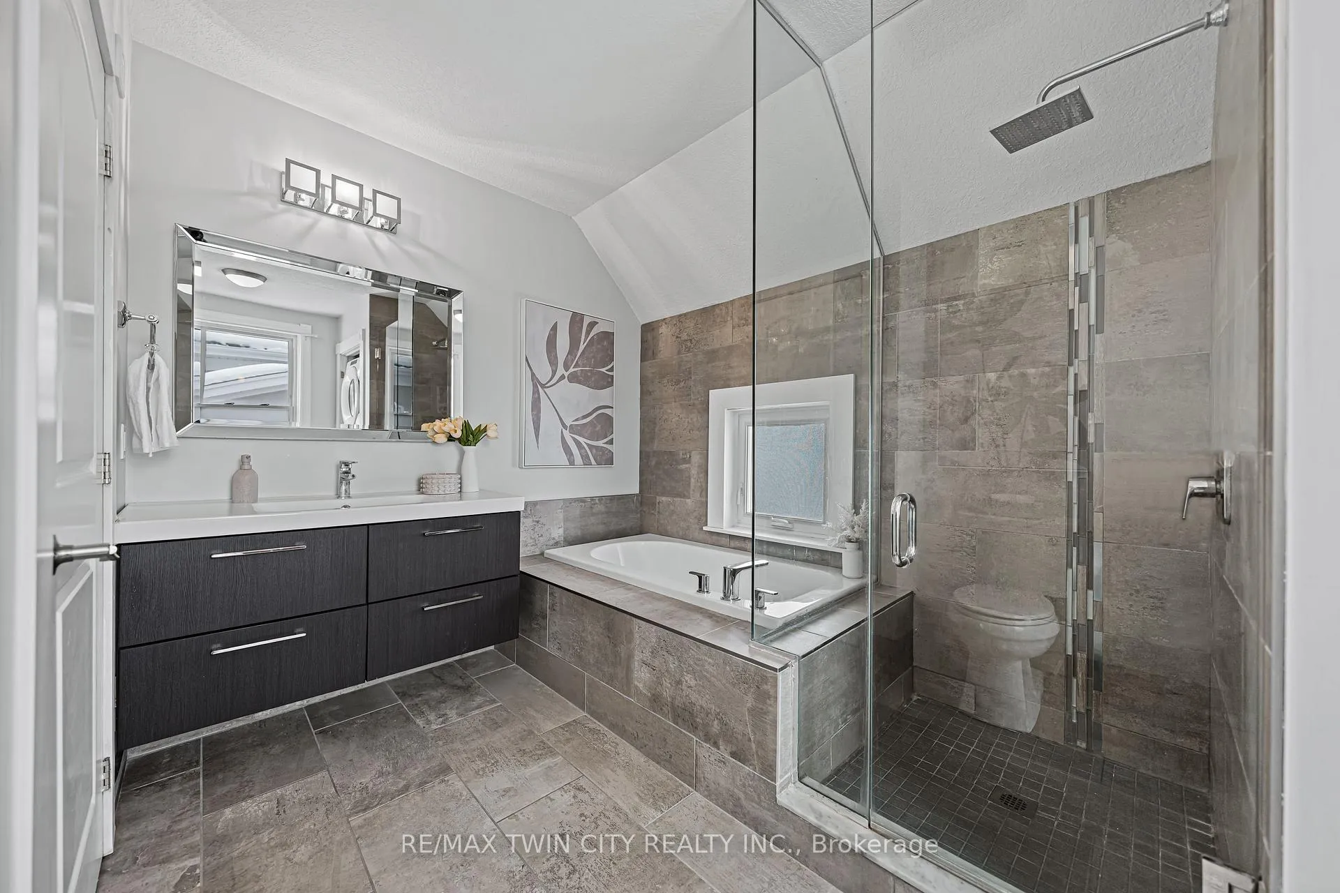 Photo 34 of 11 Heins Avenue, Kitchener — HOMEH