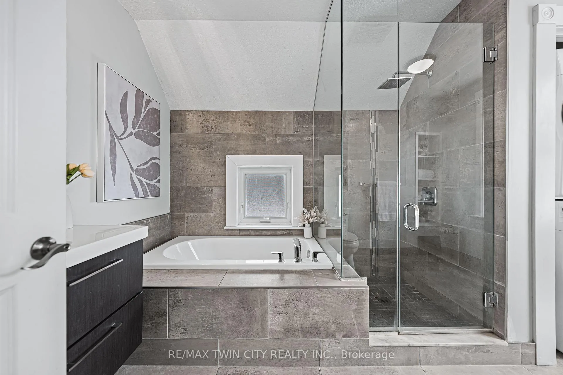 Photo 35 of 11 Heins Avenue, Kitchener — HOMEH