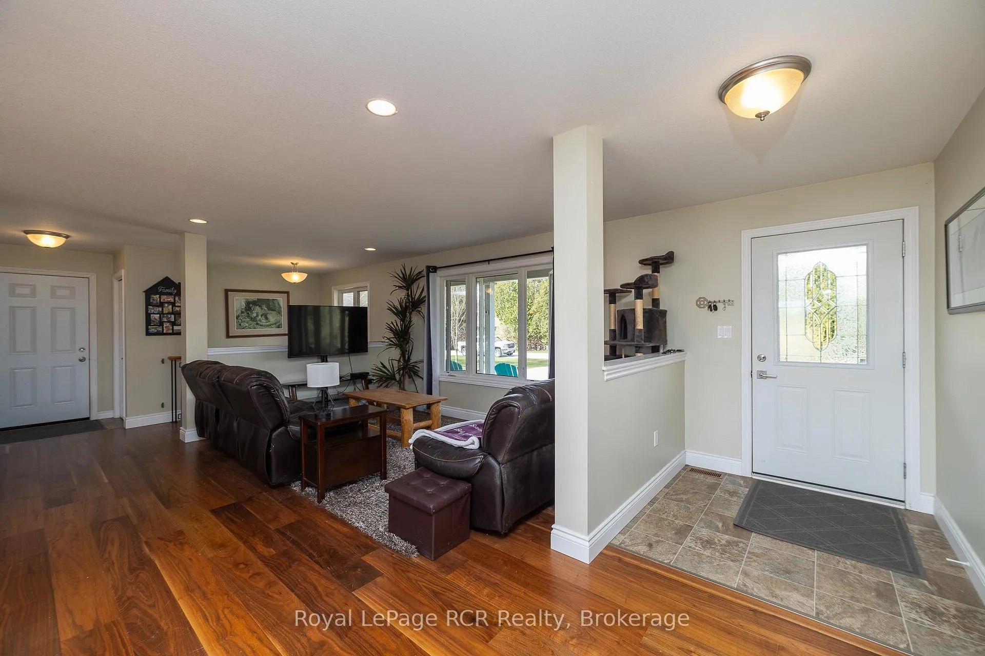 Photo 5 of 123 Douglas Street, Chatsworth — HOMEH