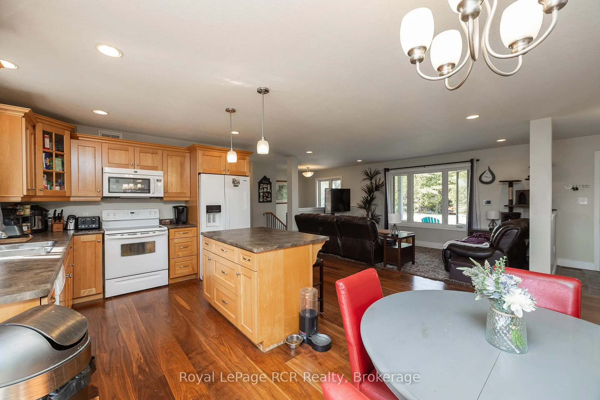 Photo 8 of 123 Douglas Street, Chatsworth — HOMEH