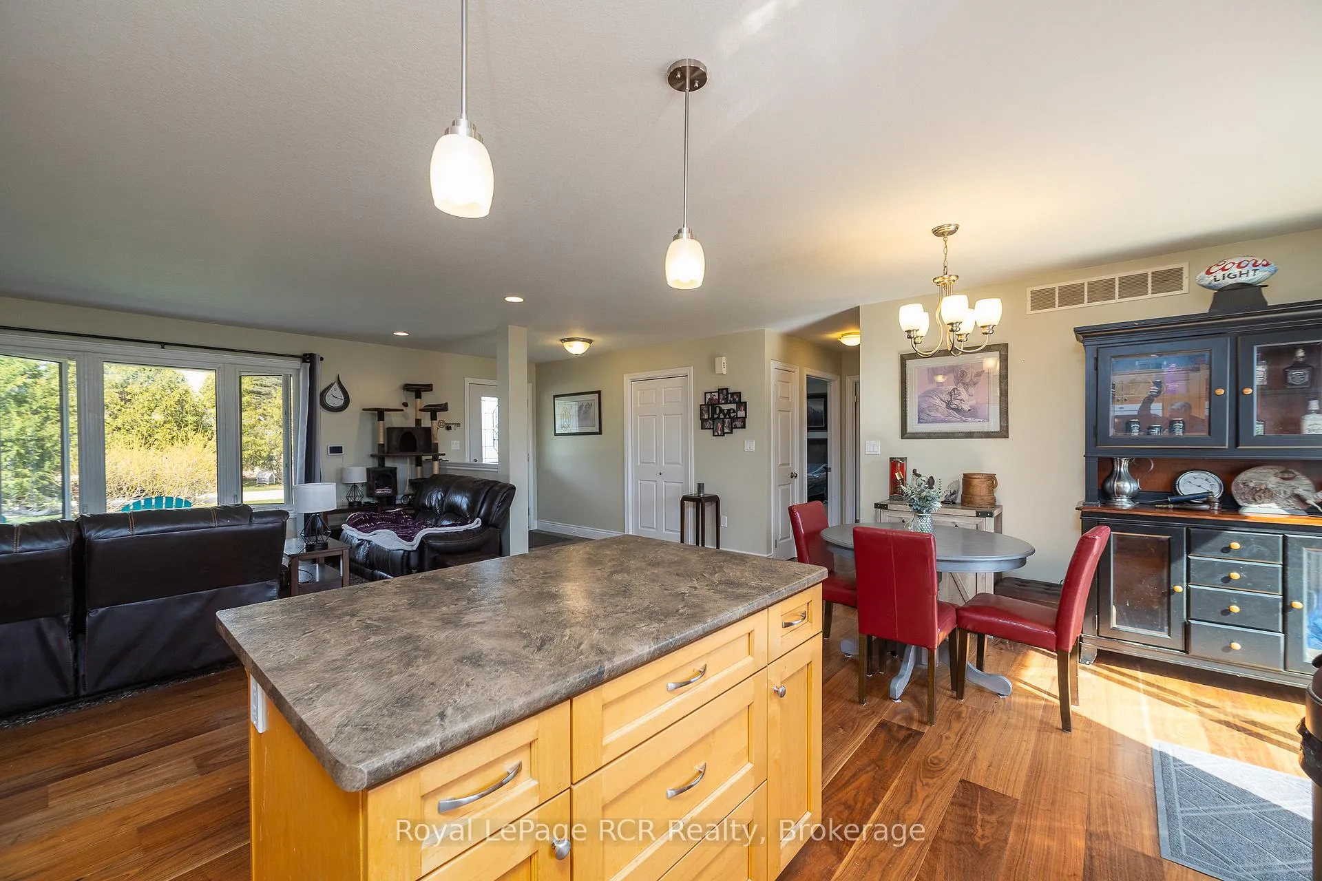 Photo 9 of 123 Douglas Street, Chatsworth — HOMEH