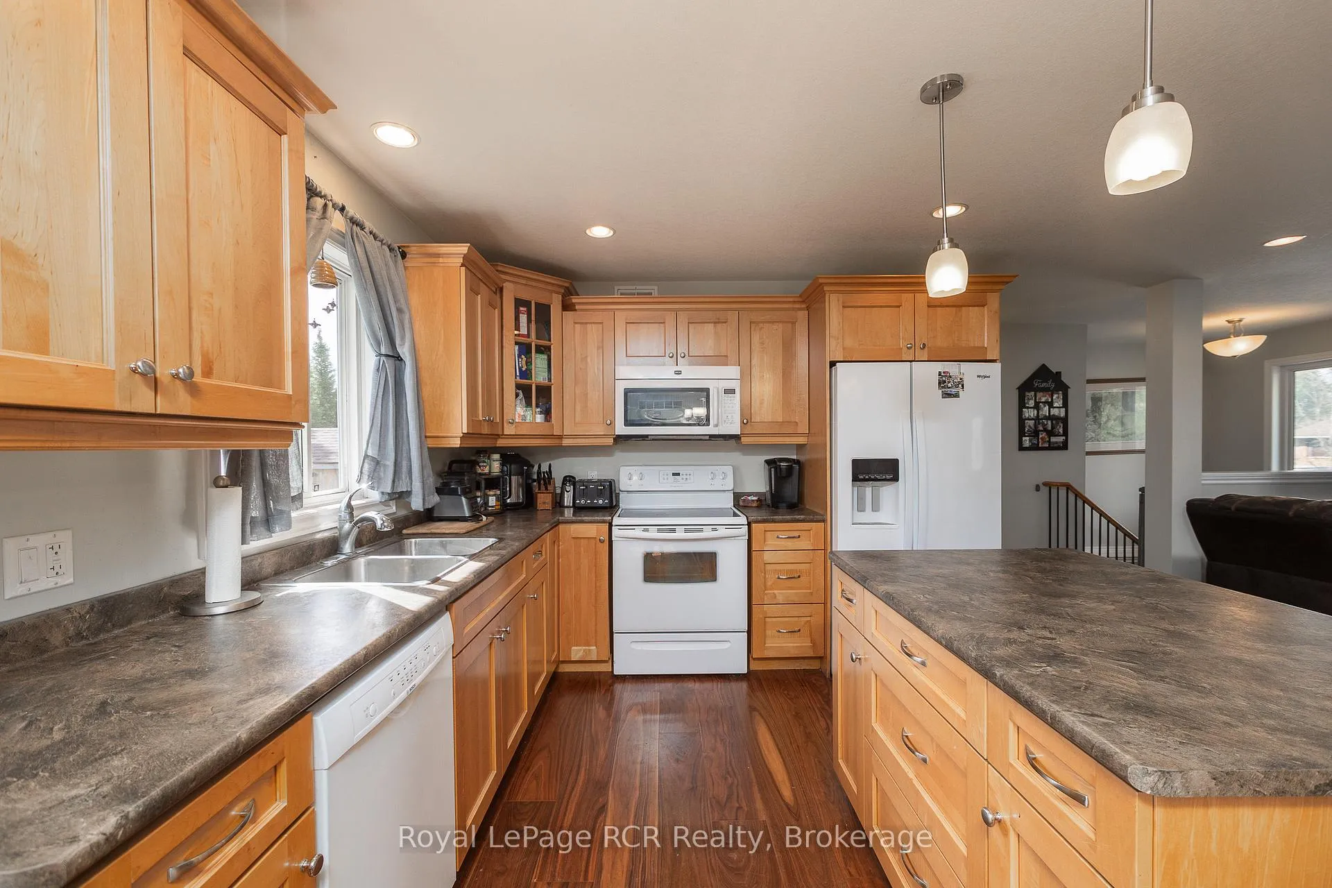 Photo 10 of 123 Douglas Street, Chatsworth — HOMEH