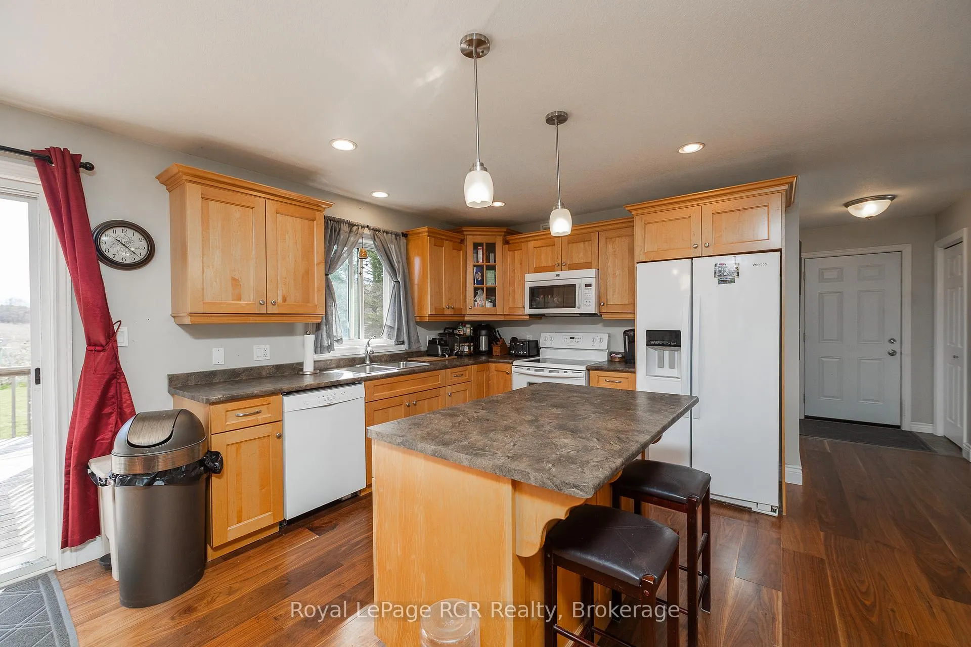 Photo 11 of 123 Douglas Street, Chatsworth — HOMEH