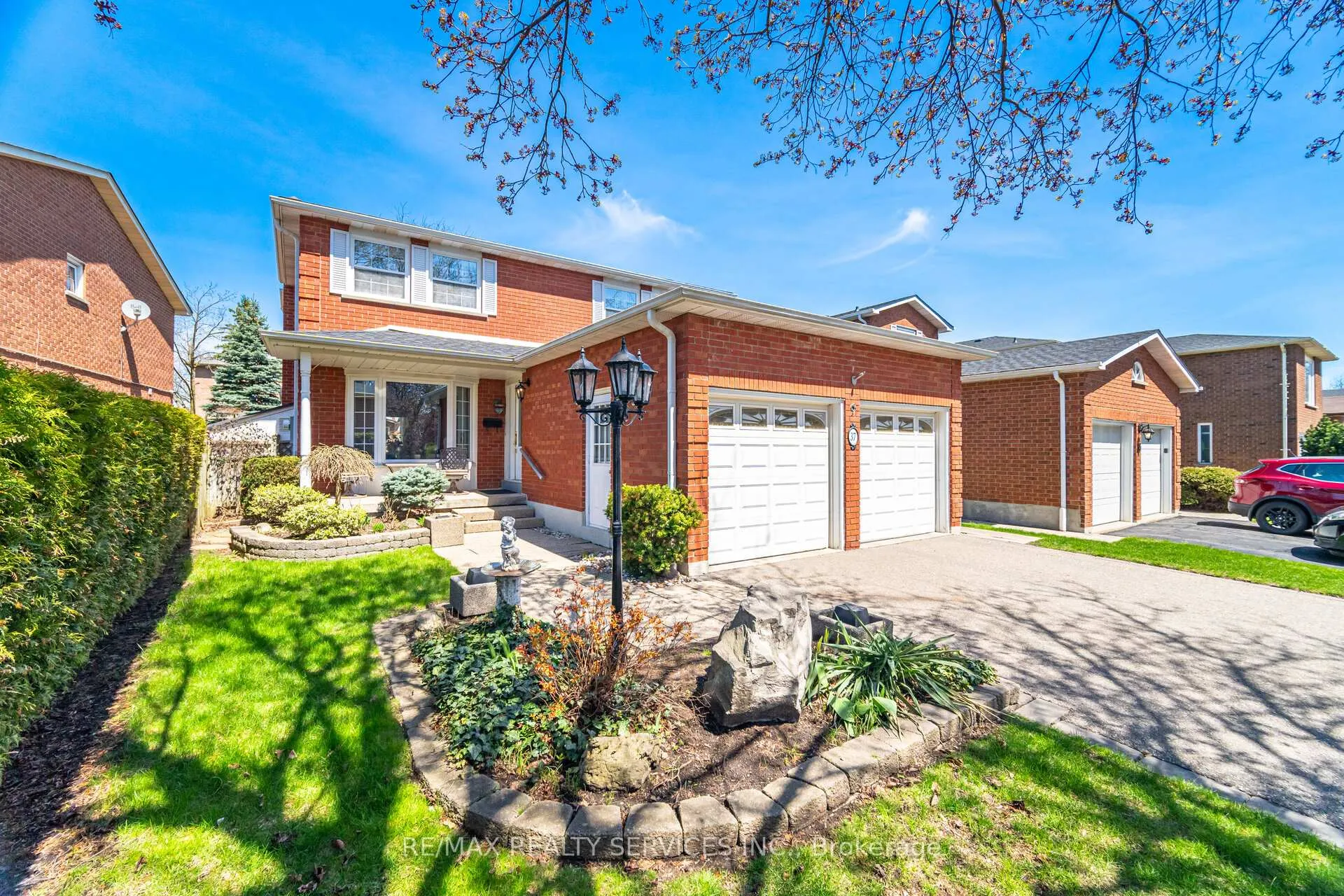 Photo 2 of 37 Stillwater Crescent, Brampton, Brampton West — HOMEH