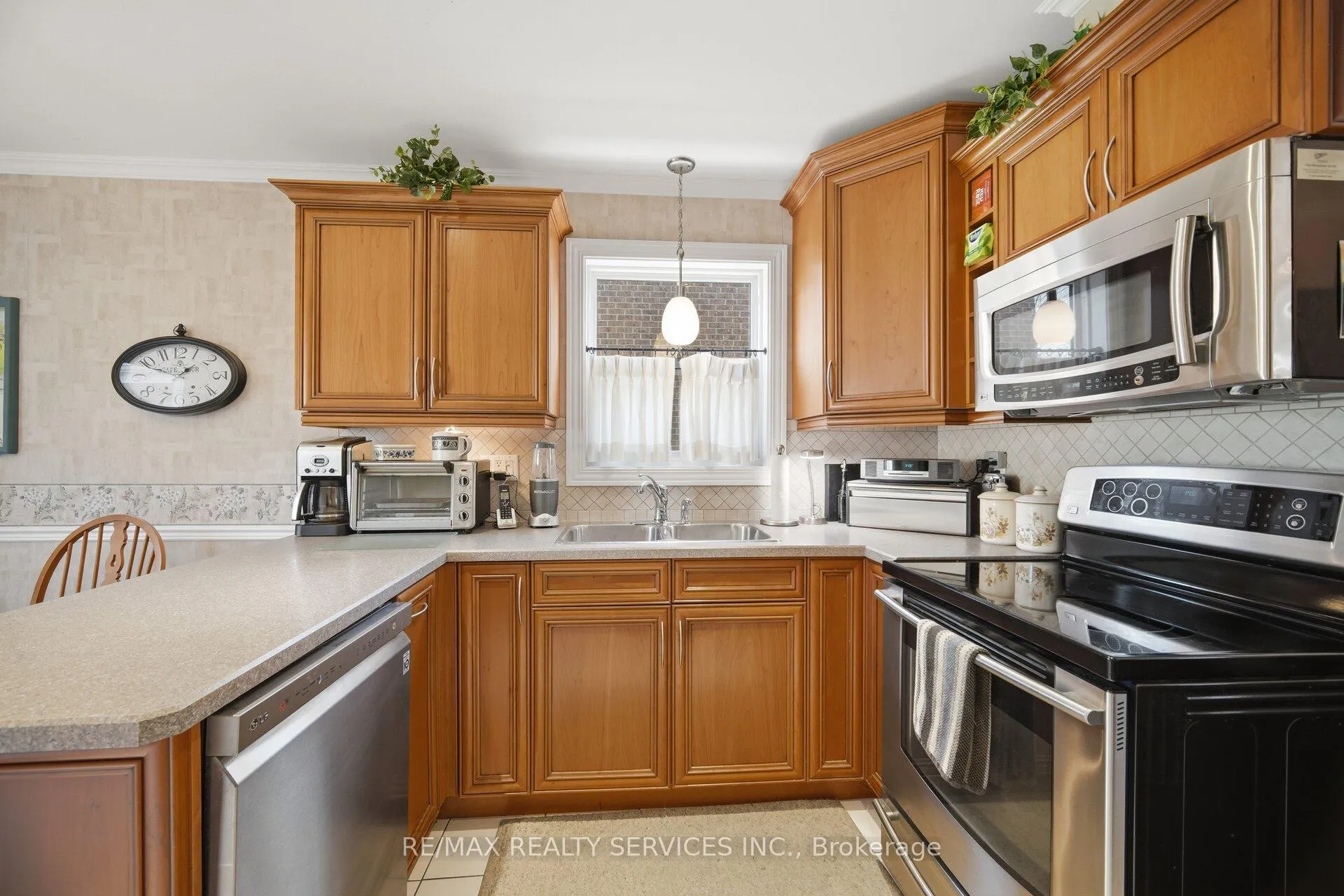 Photo 11 of 37 Stillwater Crescent, Brampton, Brampton West — HOMEH