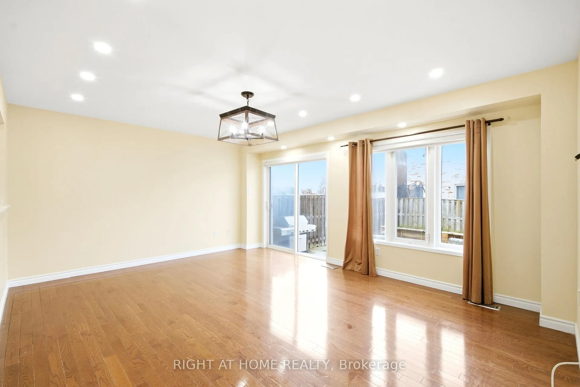 Photo 3 of 212 Venice Gate Drive, Vaughan, Vellore Village — HOMEH