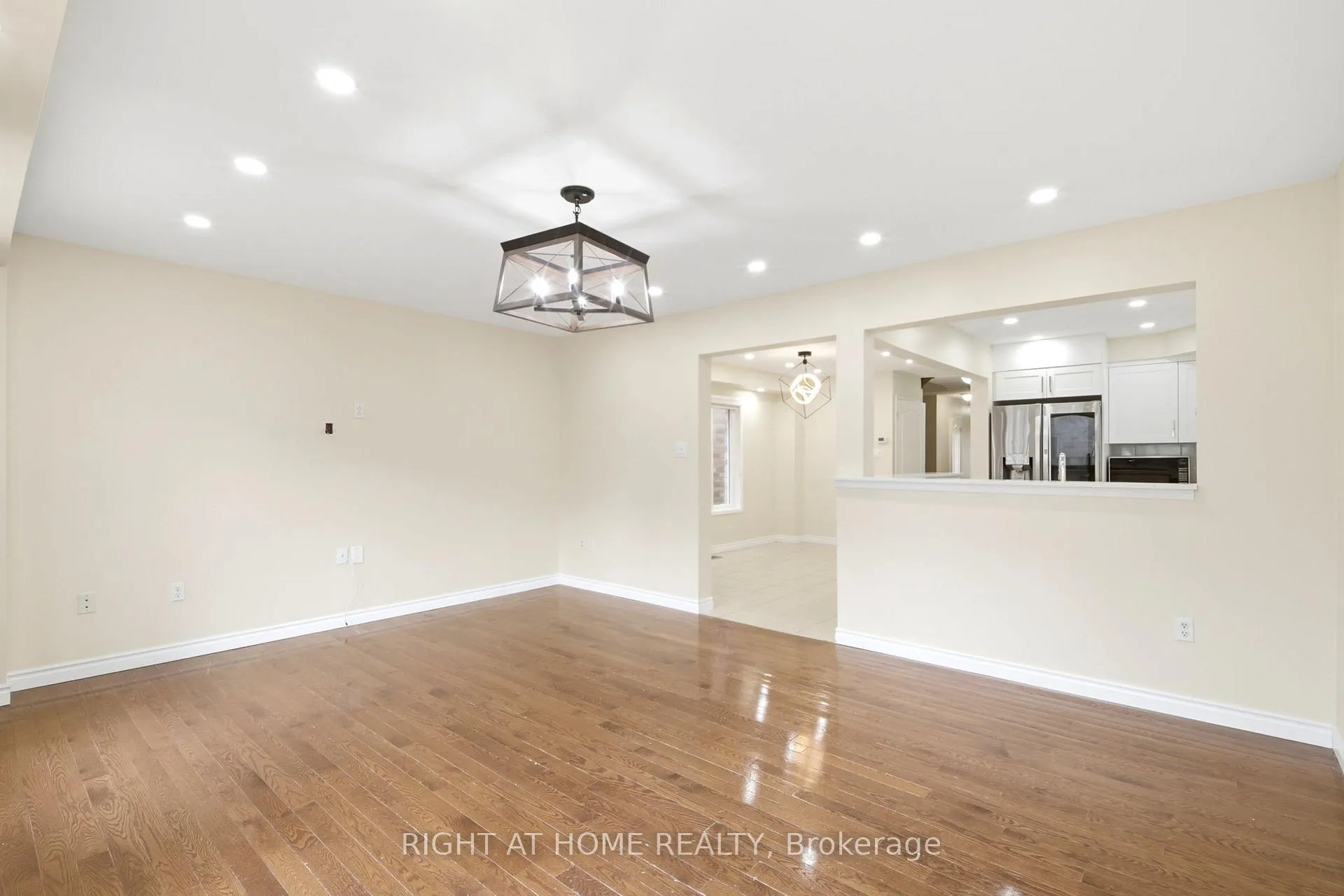 Photo 4 of 212 Venice Gate Drive, Vaughan, Vellore Village — HOMEH