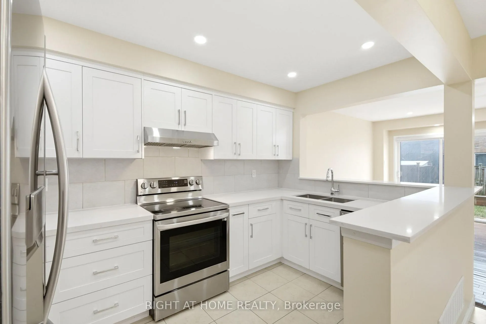 Photo 5 of 212 Venice Gate Drive, Vaughan, Vellore Village — HOMEH