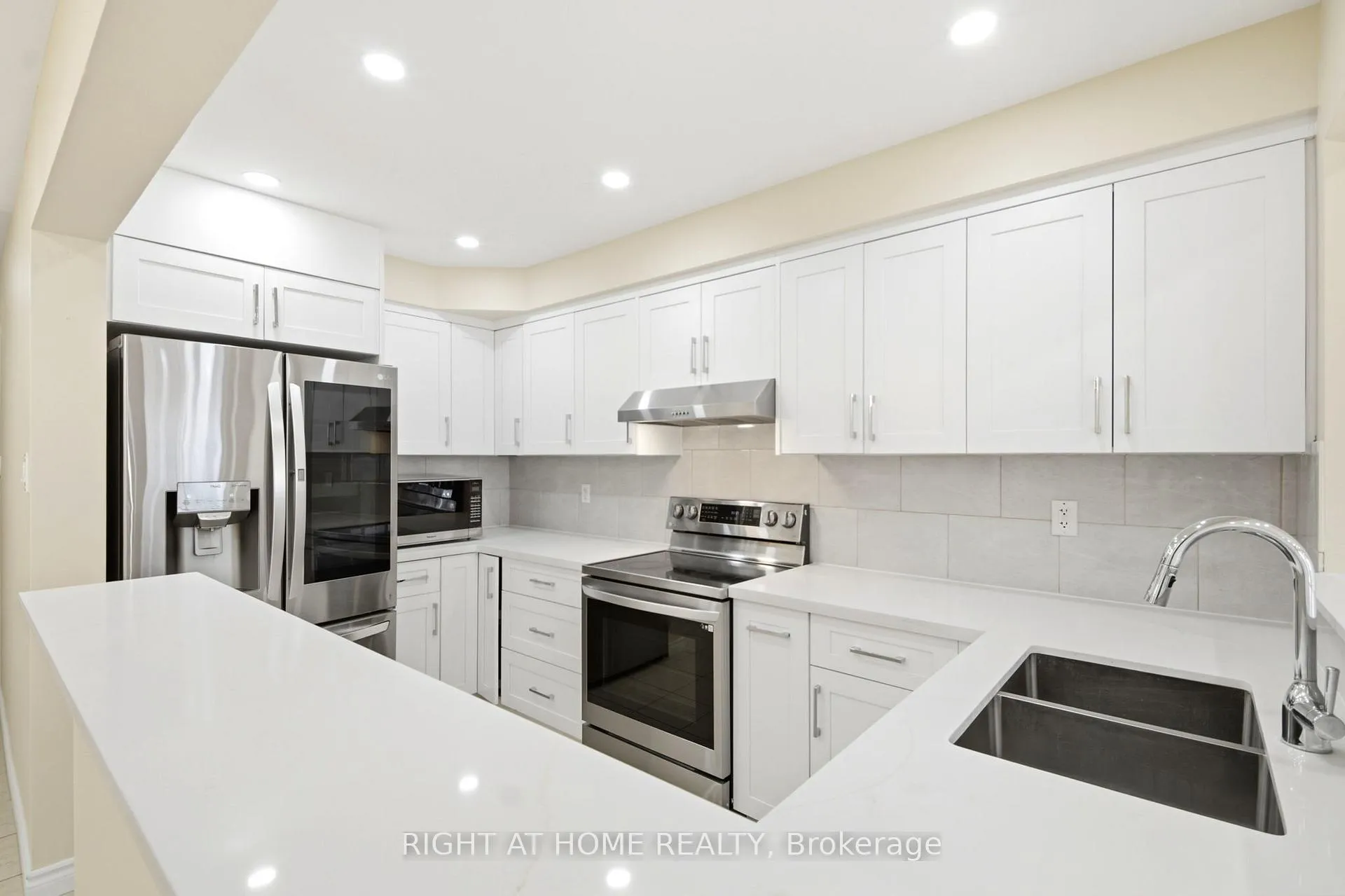 Photo 6 of 212 Venice Gate Drive, Vaughan, Vellore Village — HOMEH
