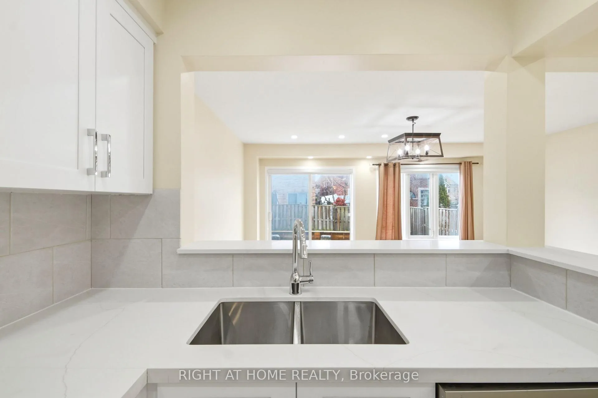 Photo 7 of 212 Venice Gate Drive, Vaughan, Vellore Village — HOMEH