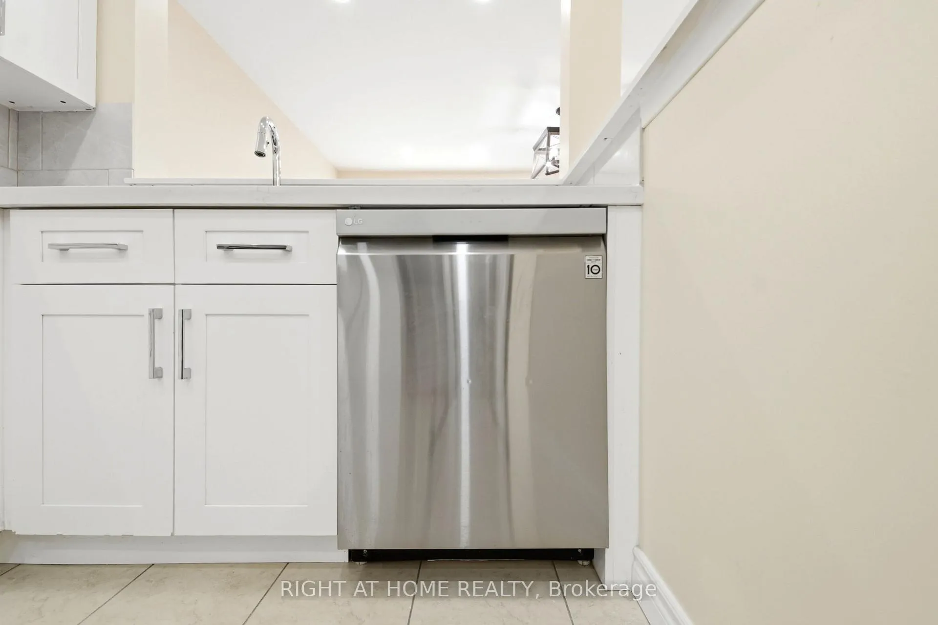 Photo 8 of 212 Venice Gate Drive, Vaughan, Vellore Village — HOMEH