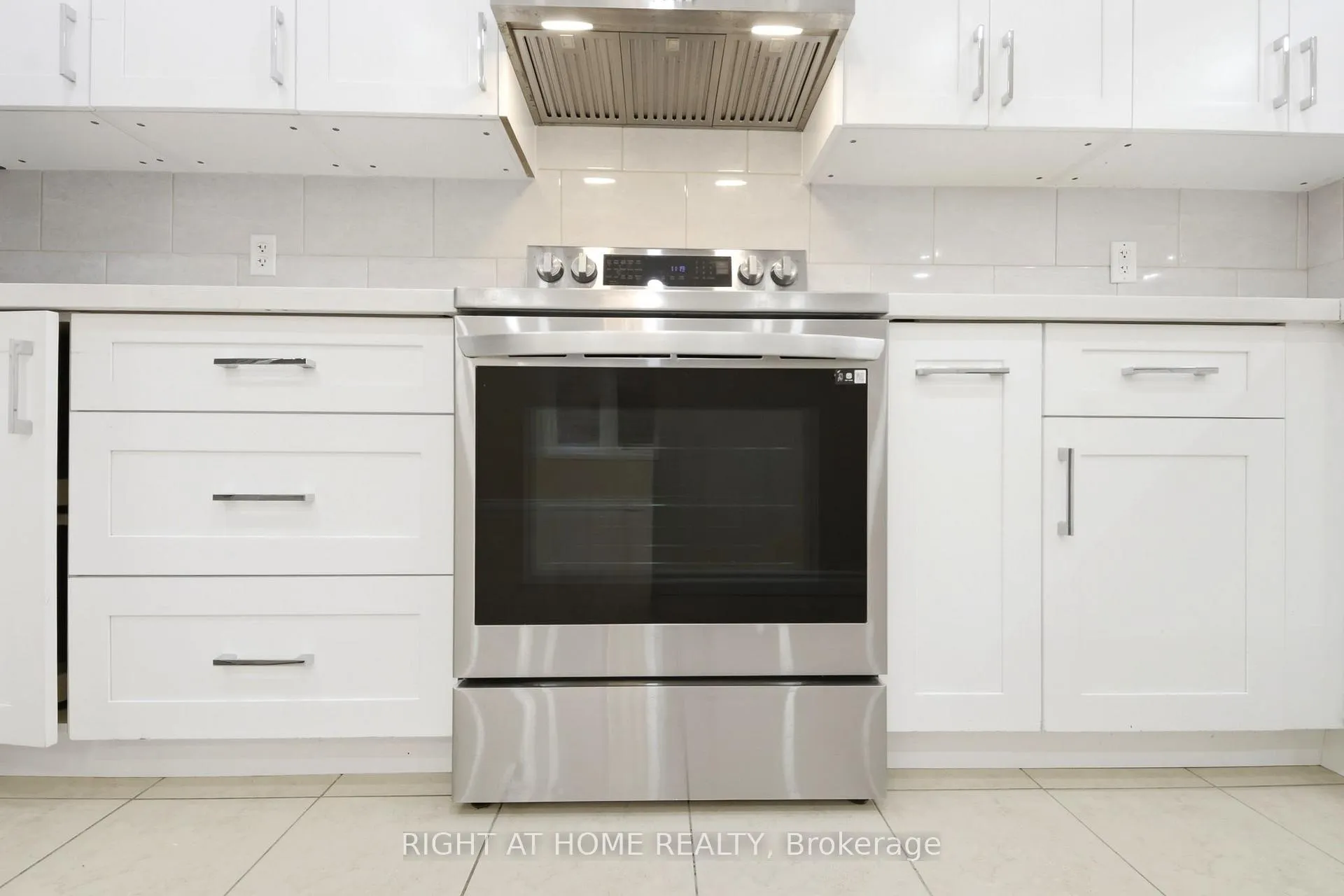 Photo 9 of 212 Venice Gate Drive, Vaughan, Vellore Village — HOMEH