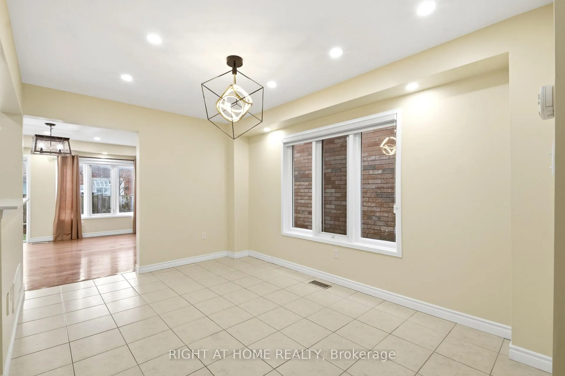 Photo 10 of 212 Venice Gate Drive, Vaughan, Vellore Village — HOMEH