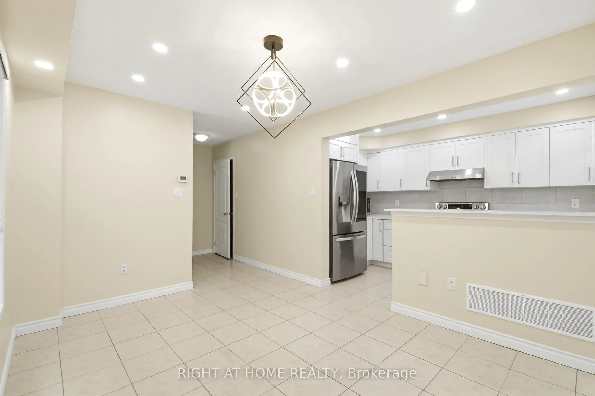 Photo 11 of 212 Venice Gate Drive, Vaughan, Vellore Village — HOMEH