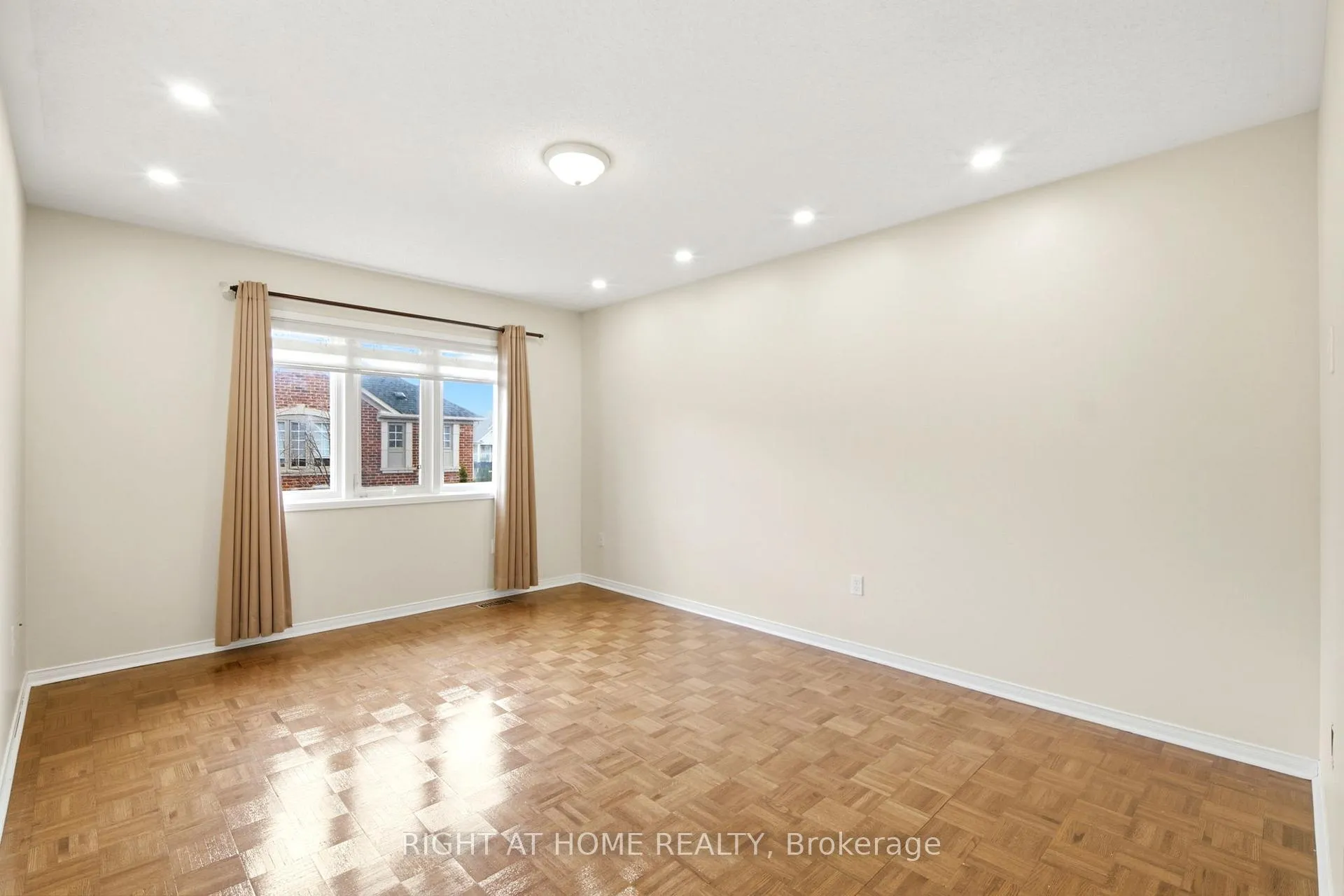 Photo 15 of 212 Venice Gate Drive, Vaughan, Vellore Village — HOMEH