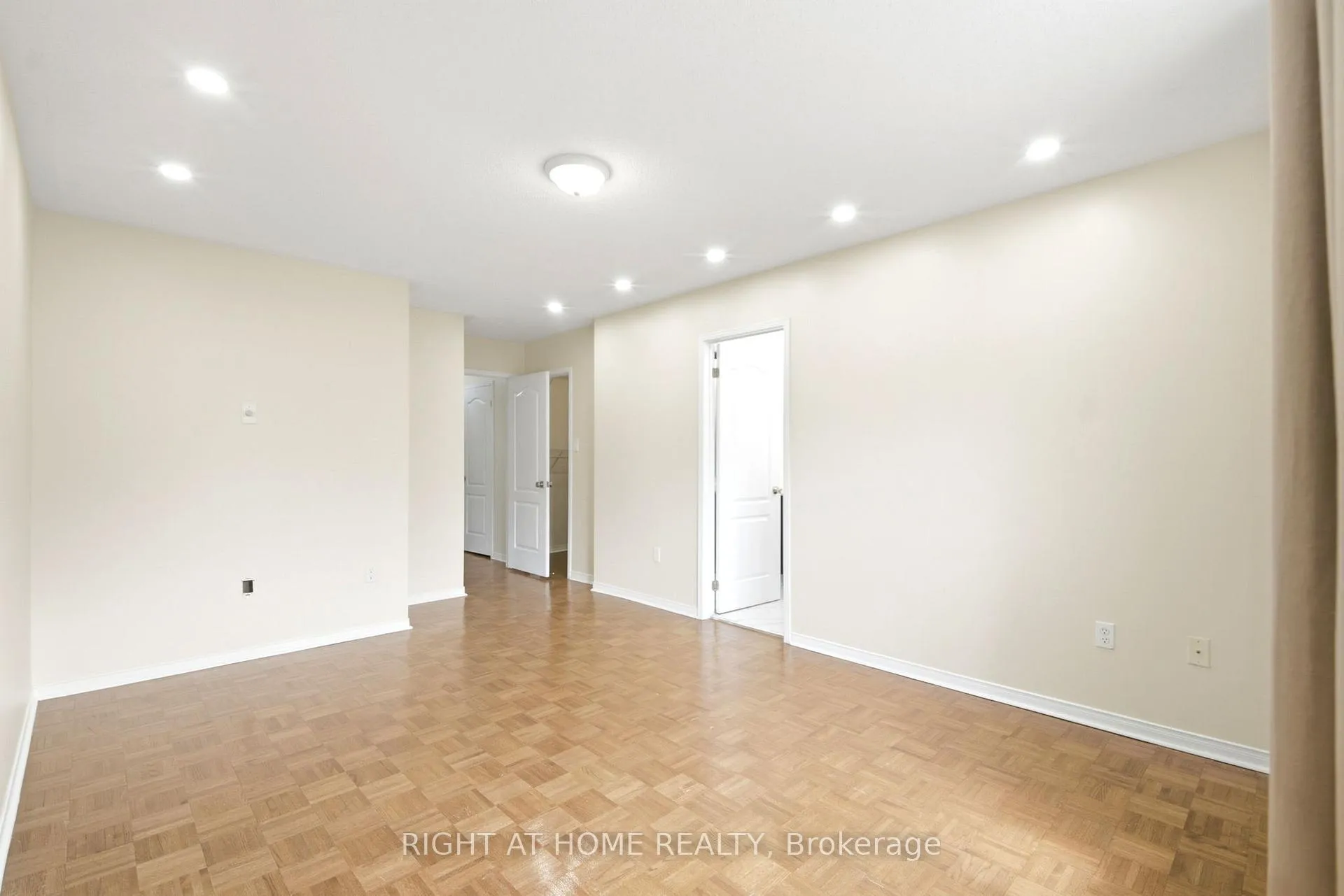 Photo 16 of 212 Venice Gate Drive, Vaughan, Vellore Village — HOMEH