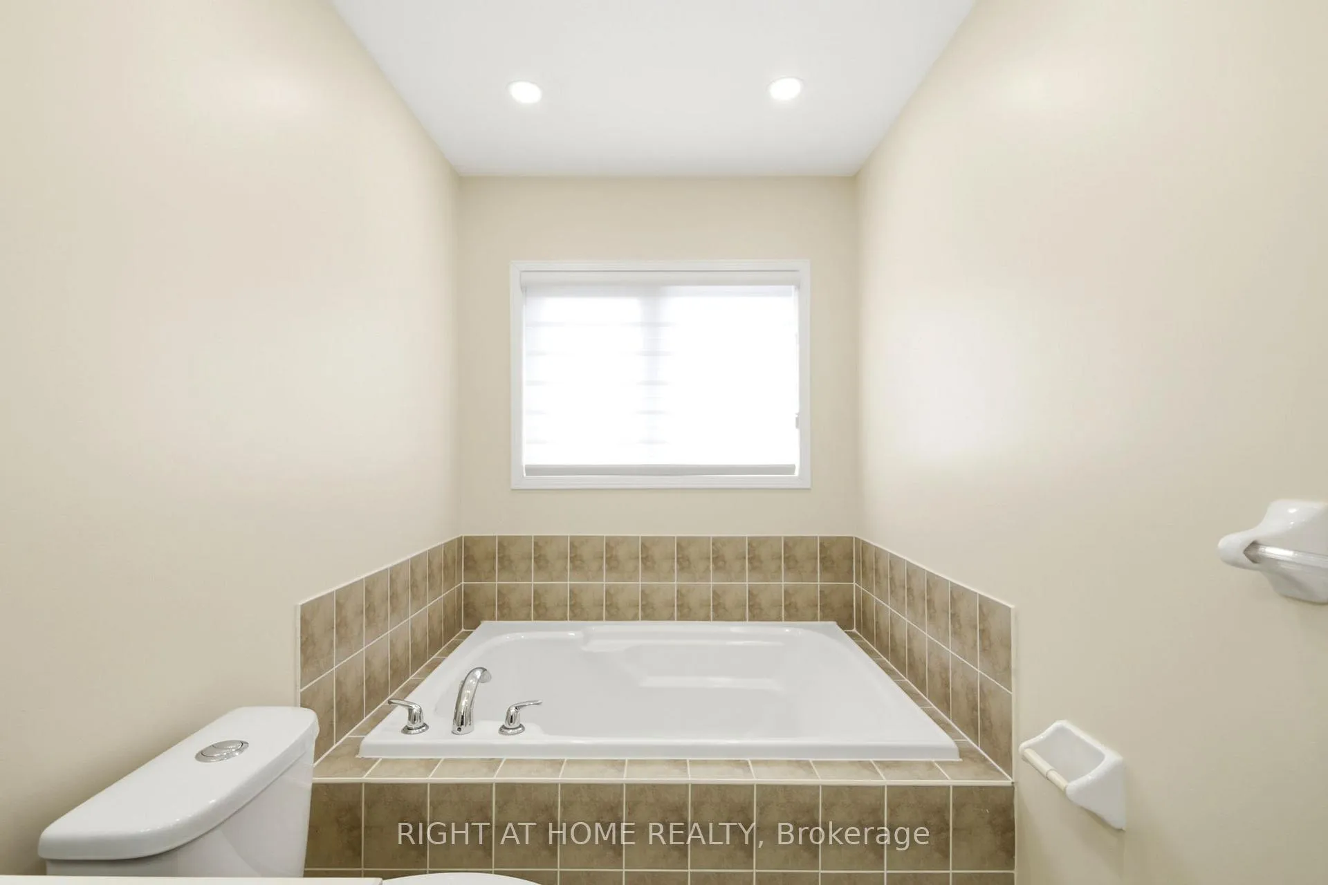 Photo 17 of 212 Venice Gate Drive, Vaughan, Vellore Village — HOMEH