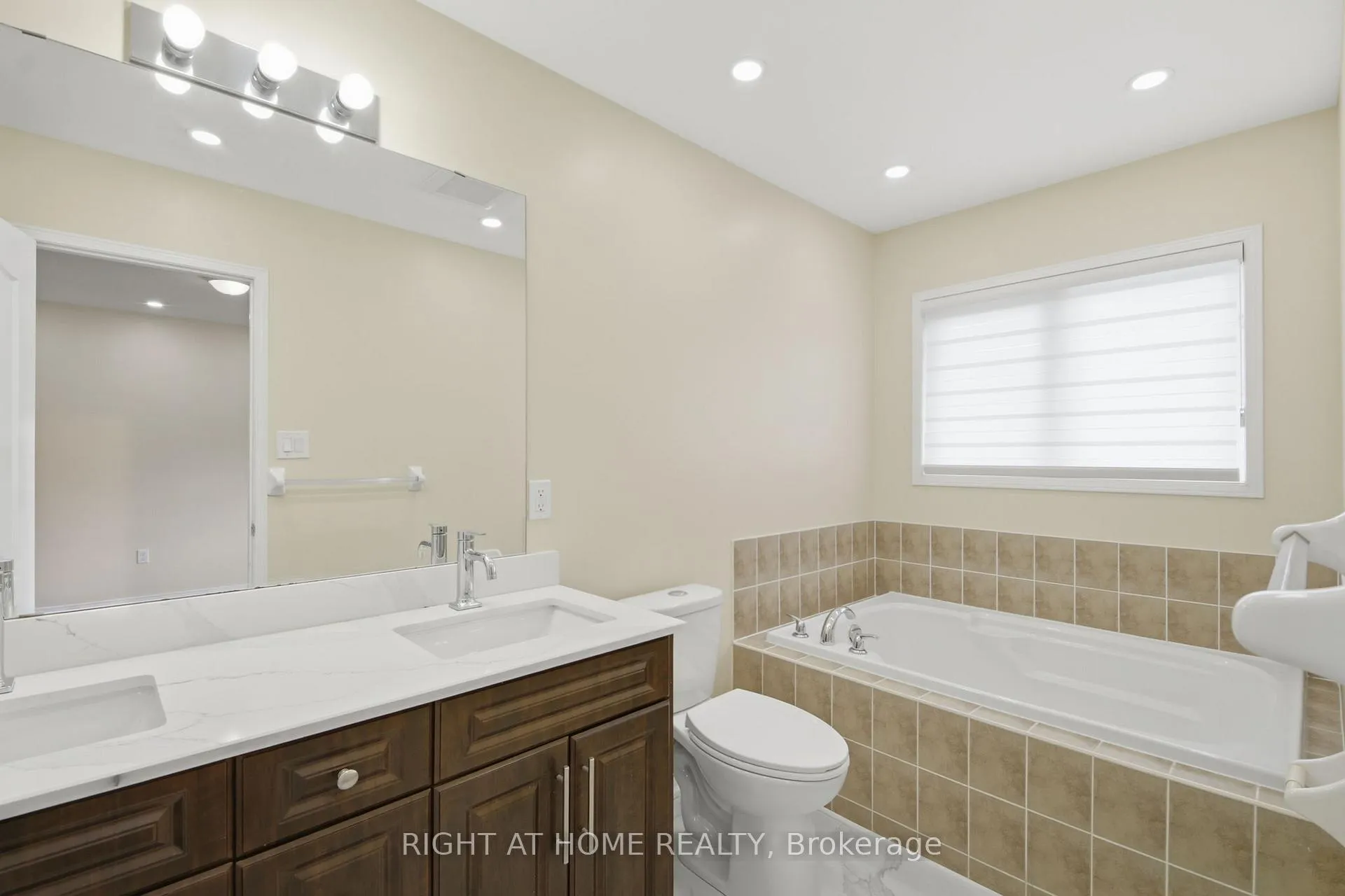 Photo 18 of 212 Venice Gate Drive, Vaughan, Vellore Village — HOMEH