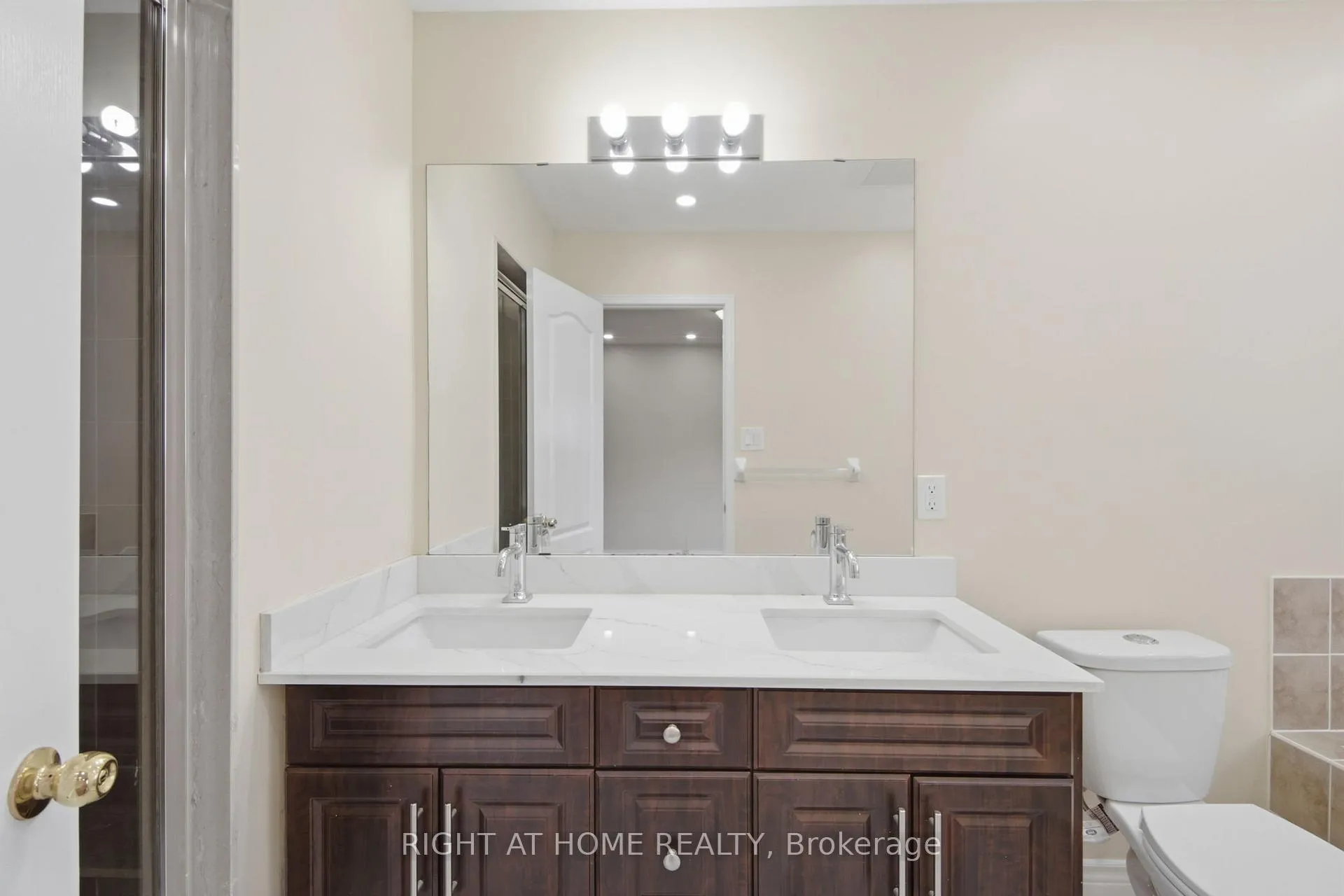 Photo 19 of 212 Venice Gate Drive, Vaughan, Vellore Village — HOMEH