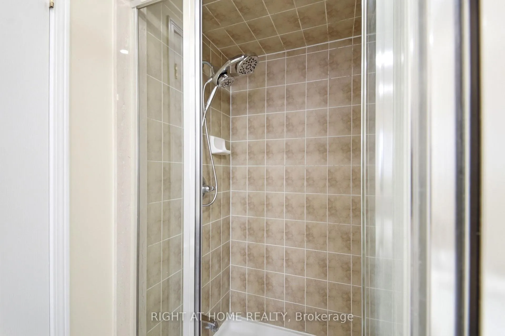 Photo 20 of 212 Venice Gate Drive, Vaughan, Vellore Village — HOMEH
