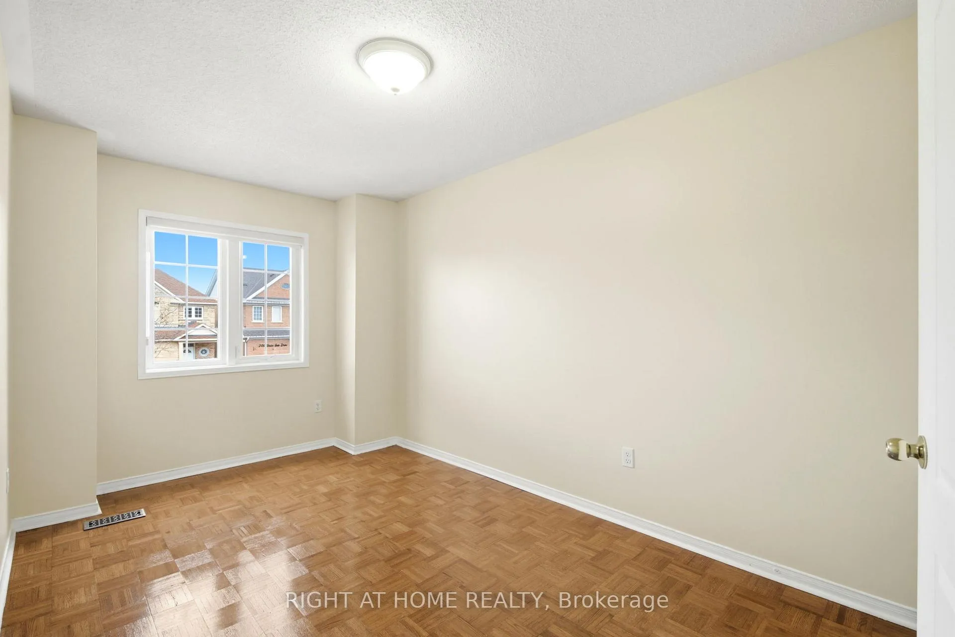 Photo 21 of 212 Venice Gate Drive, Vaughan, Vellore Village — HOMEH