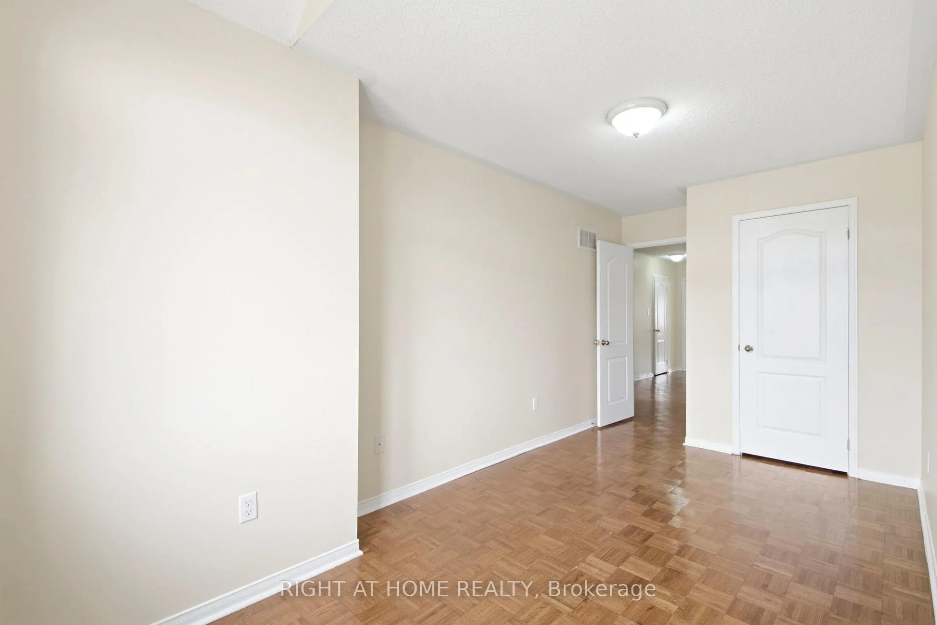 Photo 24 of 212 Venice Gate Drive, Vaughan, Vellore Village — HOMEH