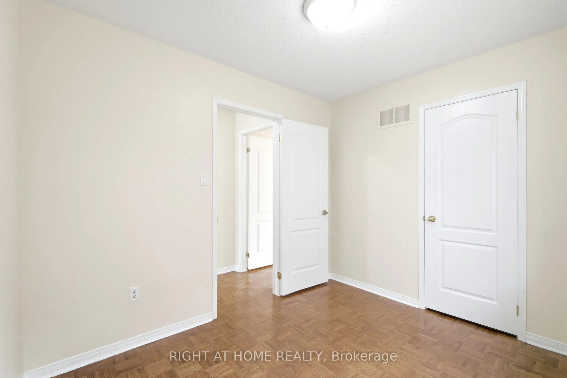 Photo 26 of 212 Venice Gate Drive, Vaughan, Vellore Village — HOMEH