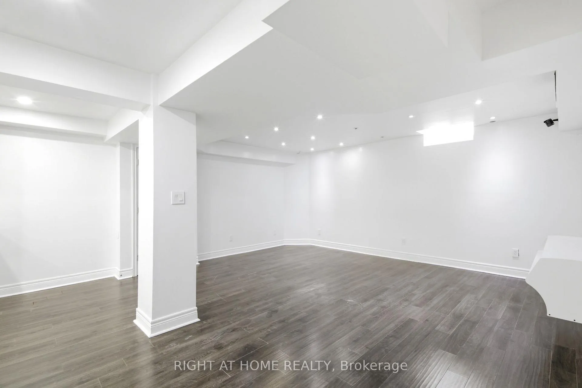 Photo 30 of 212 Venice Gate Drive, Vaughan, Vellore Village — HOMEH