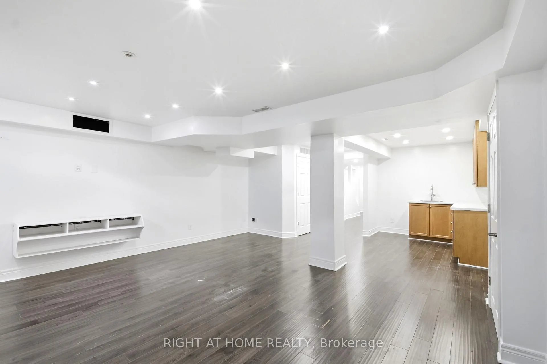 Photo 31 of 212 Venice Gate Drive, Vaughan, Vellore Village — HOMEH