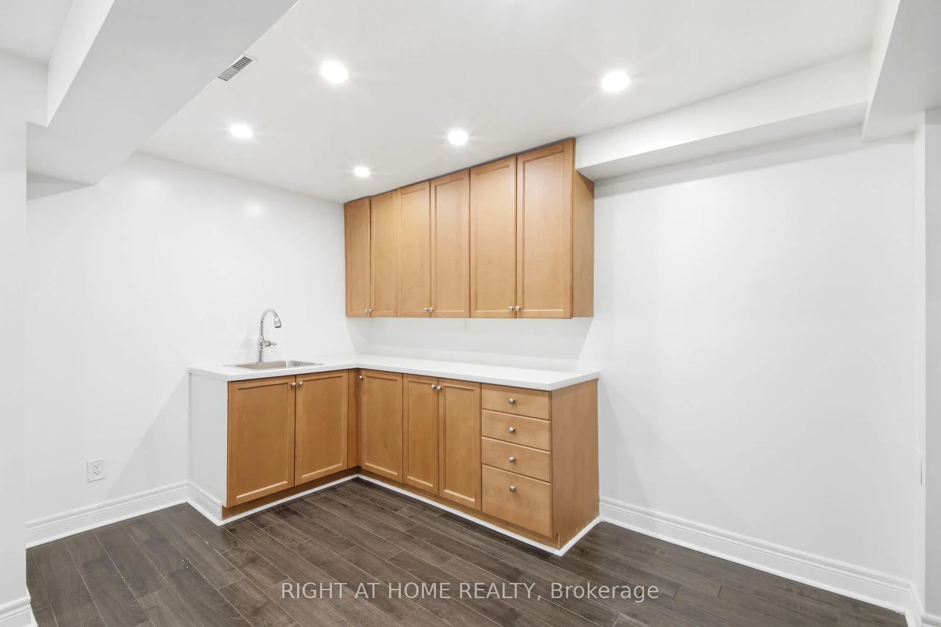 Photo 32 of 212 Venice Gate Drive, Vaughan, Vellore Village — HOMEH