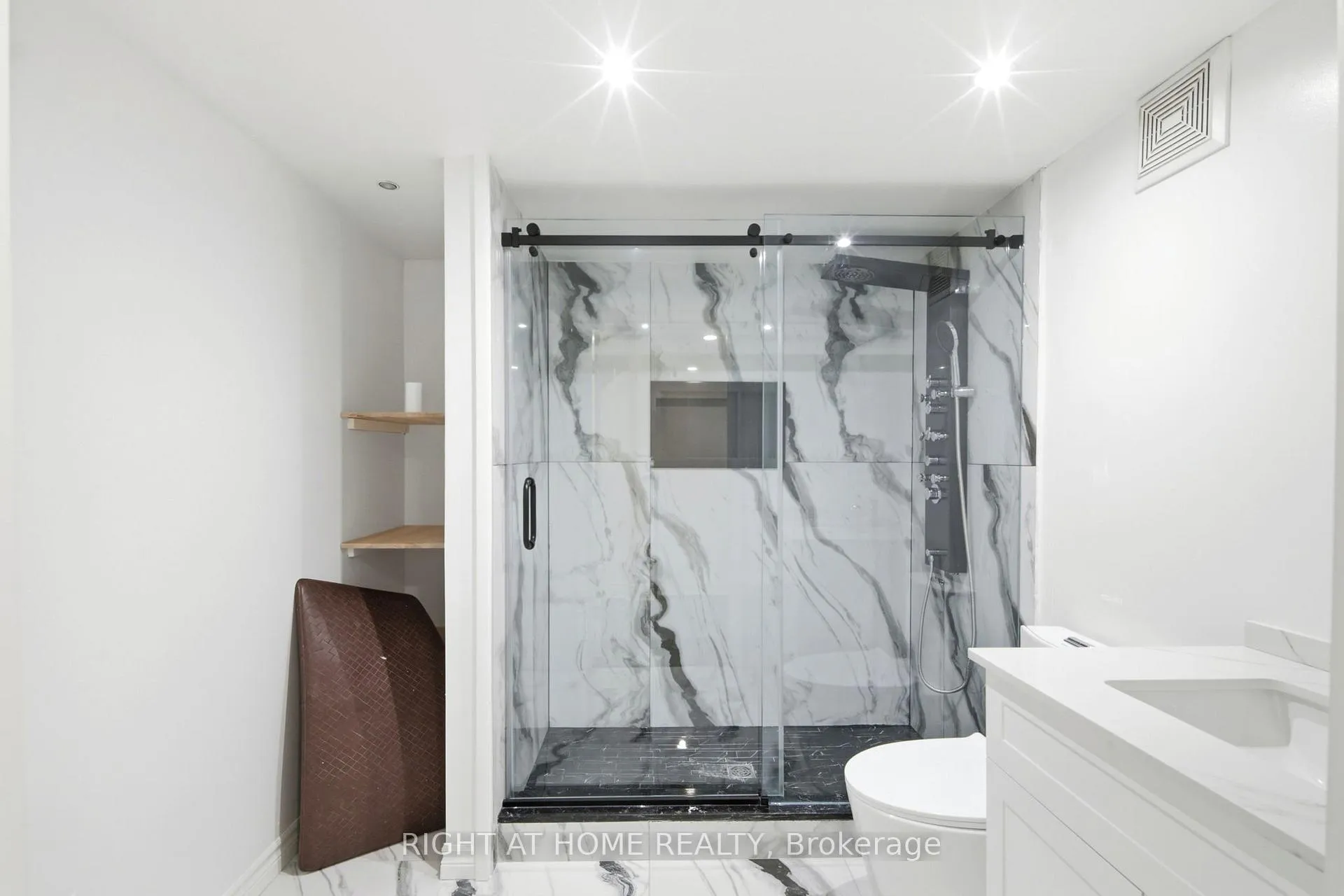 Photo 33 of 212 Venice Gate Drive, Vaughan, Vellore Village — HOMEH