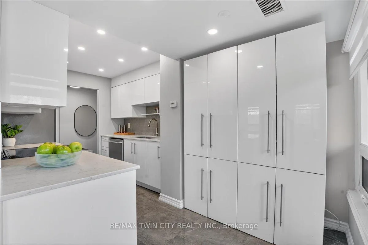 Photo 12 of Unit 604, 237 King Street W, Cambridge — HOMEH